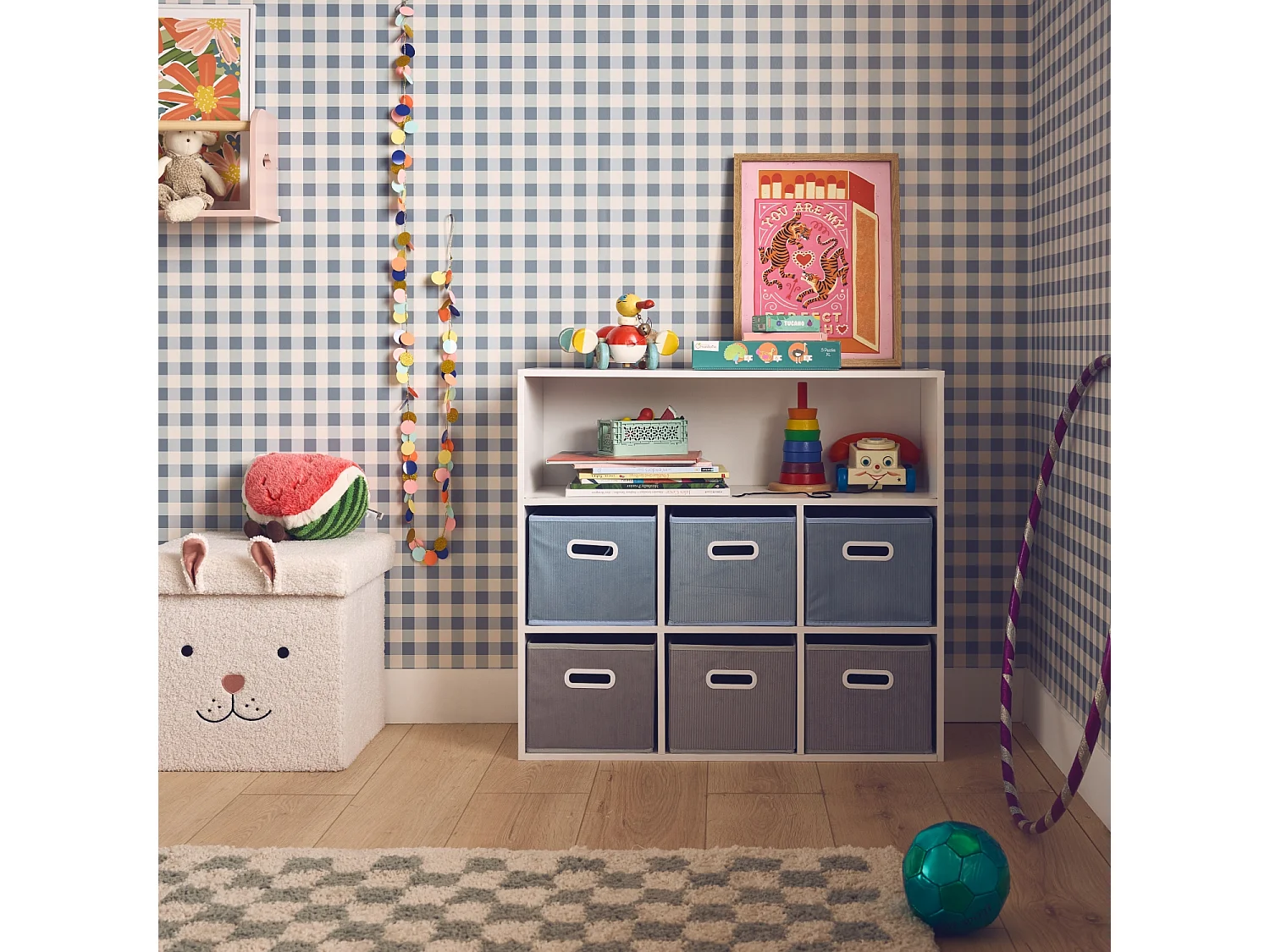 Meuble de rangement pour enfant avec 7 compartiments et 3 paniers bleus et 3 paniers gris en velours