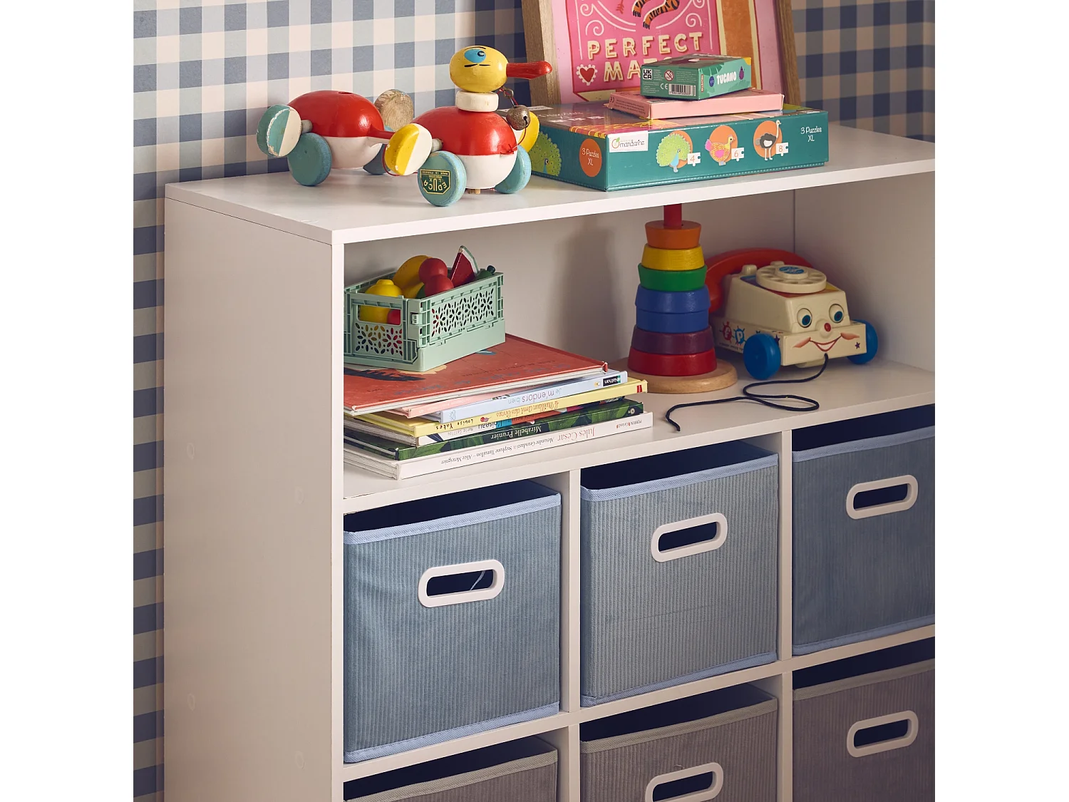 Meuble de rangement pour enfant avec 7 compartiments et 3 paniers bleus et 3 paniers gris en velours