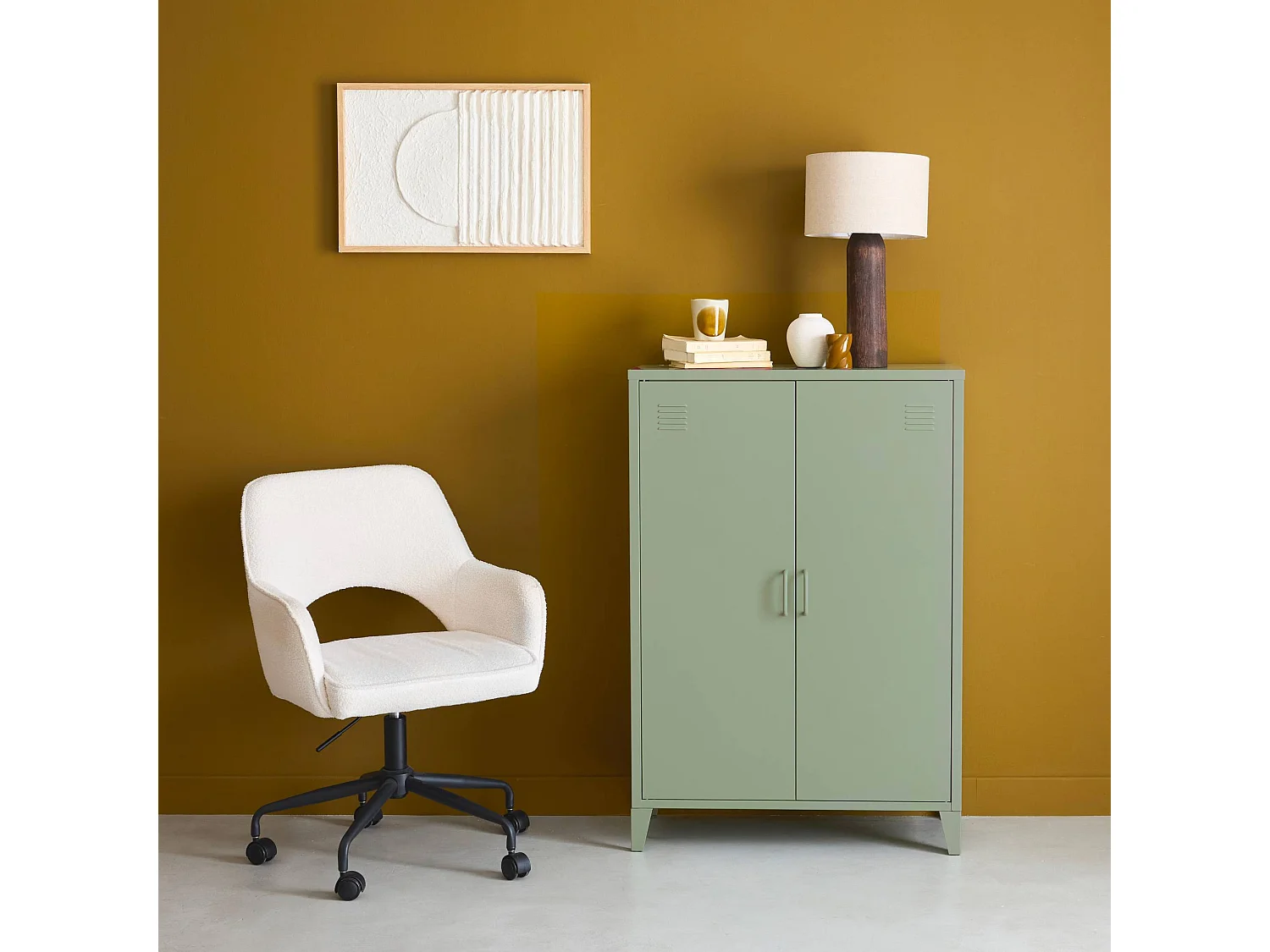 Commode/armoire en métal vert. 2 espaces de rangement. casiers