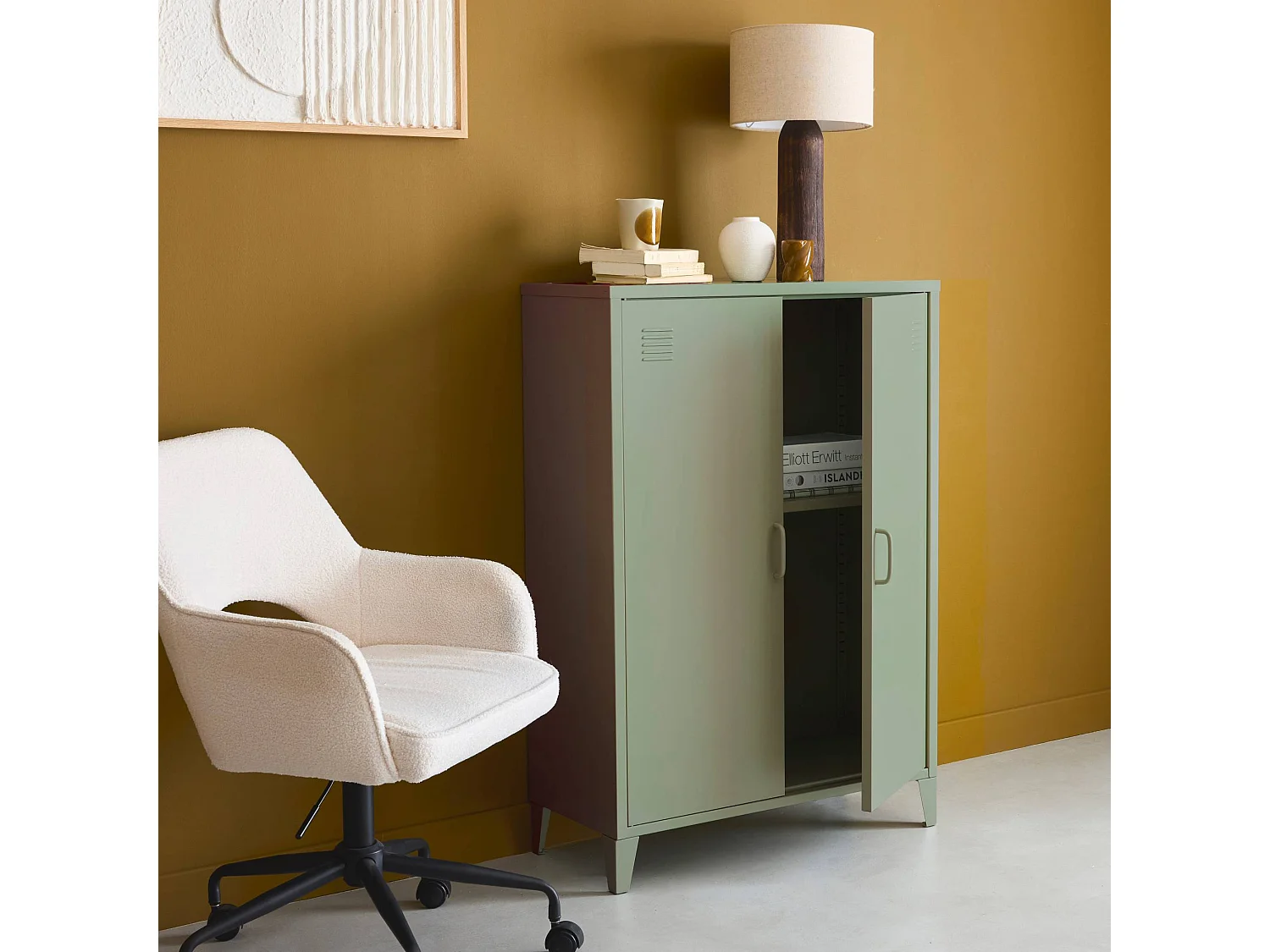 Commode/armoire en métal vert. 2 espaces de rangement. casiers