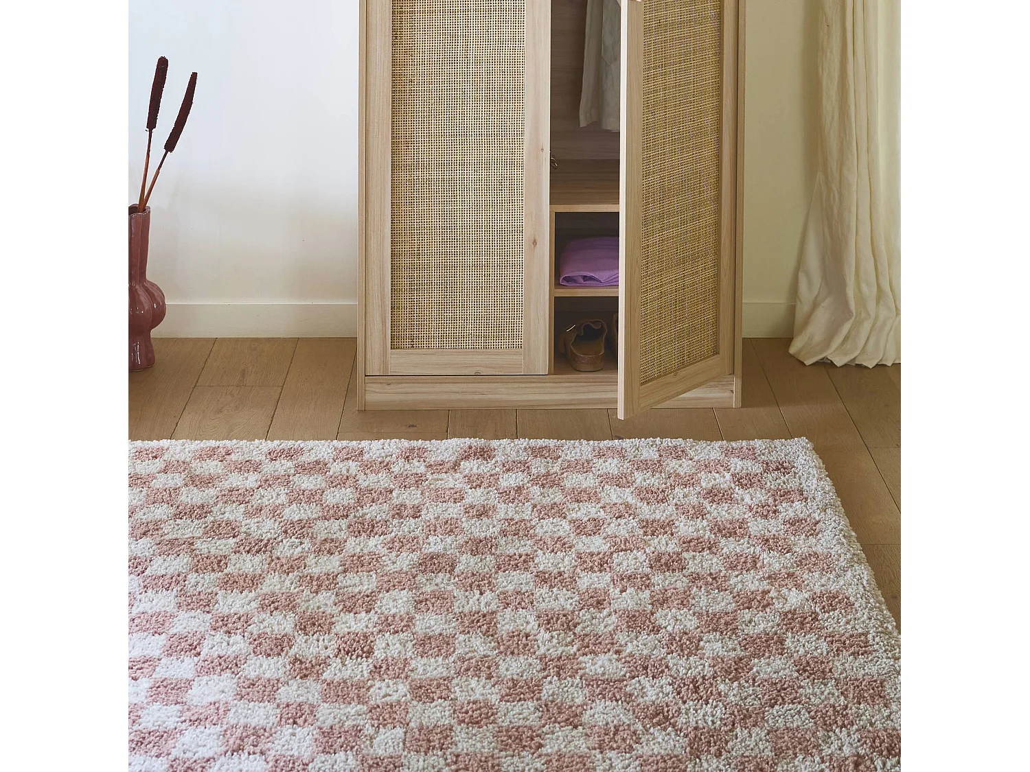 Tappeto vintage a scacchiera rosa e crema