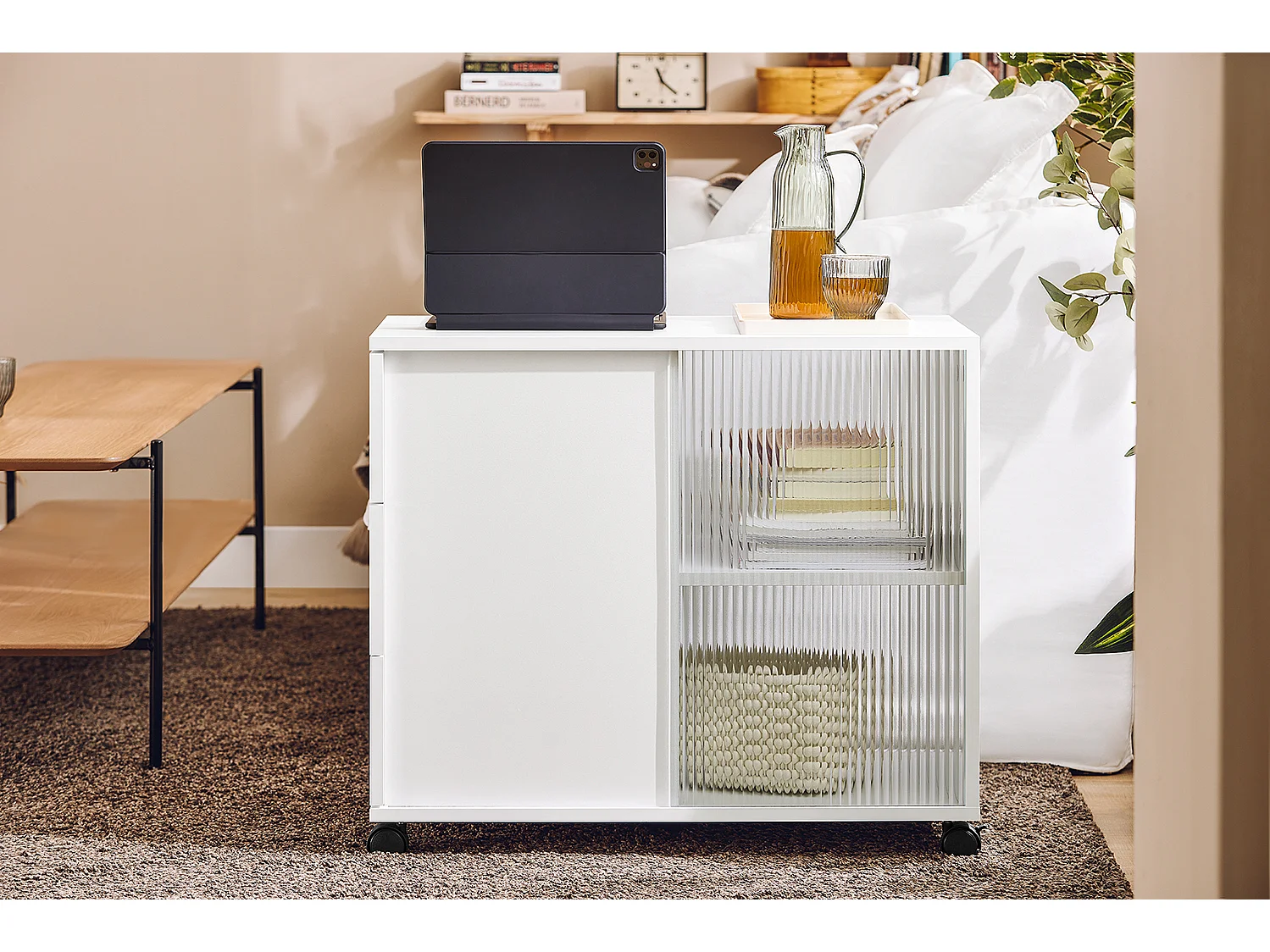 SoBuy Bout de Canapé, Table d'appoint Roulante, Table Basse, Table à Café avec 3 Tiroir, pour Salon, Bureau, Chambre, Bois et Verre, Blanc, L70xP35xH61cm, FBT141-W