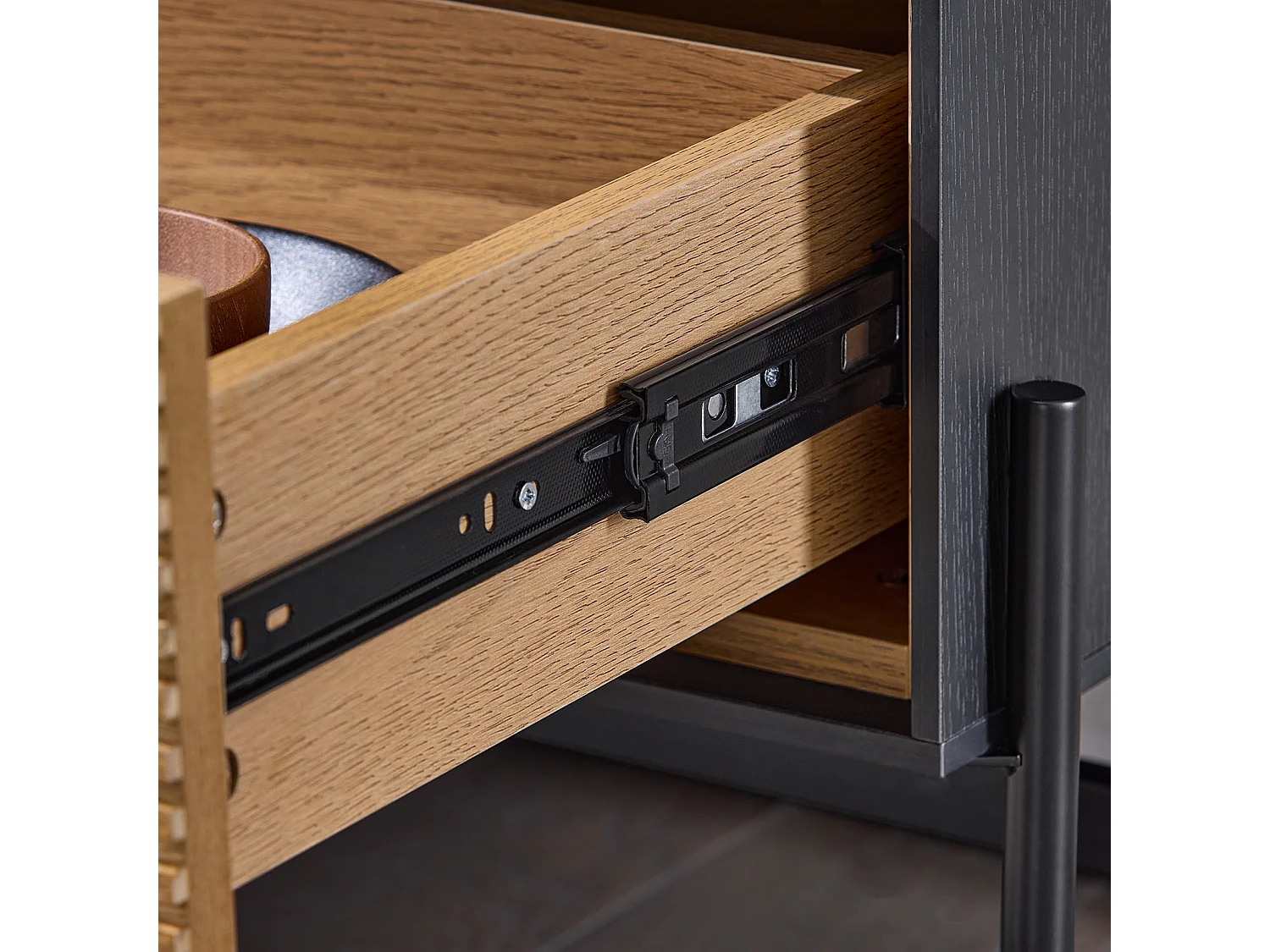 Kredens z 1 drzwiami i 3 szufladami HFSB02-SCH