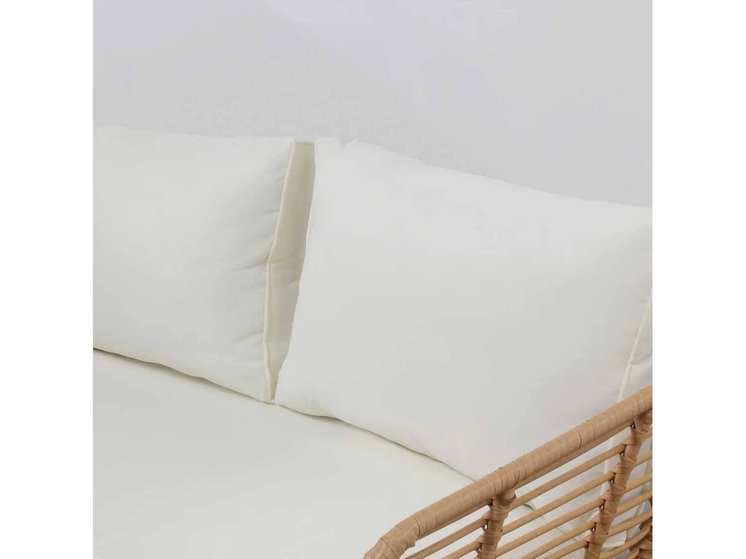 Set di mobili da giardino a 4 posti con divano e sedie in rattan e cuscini comfort  SITIA