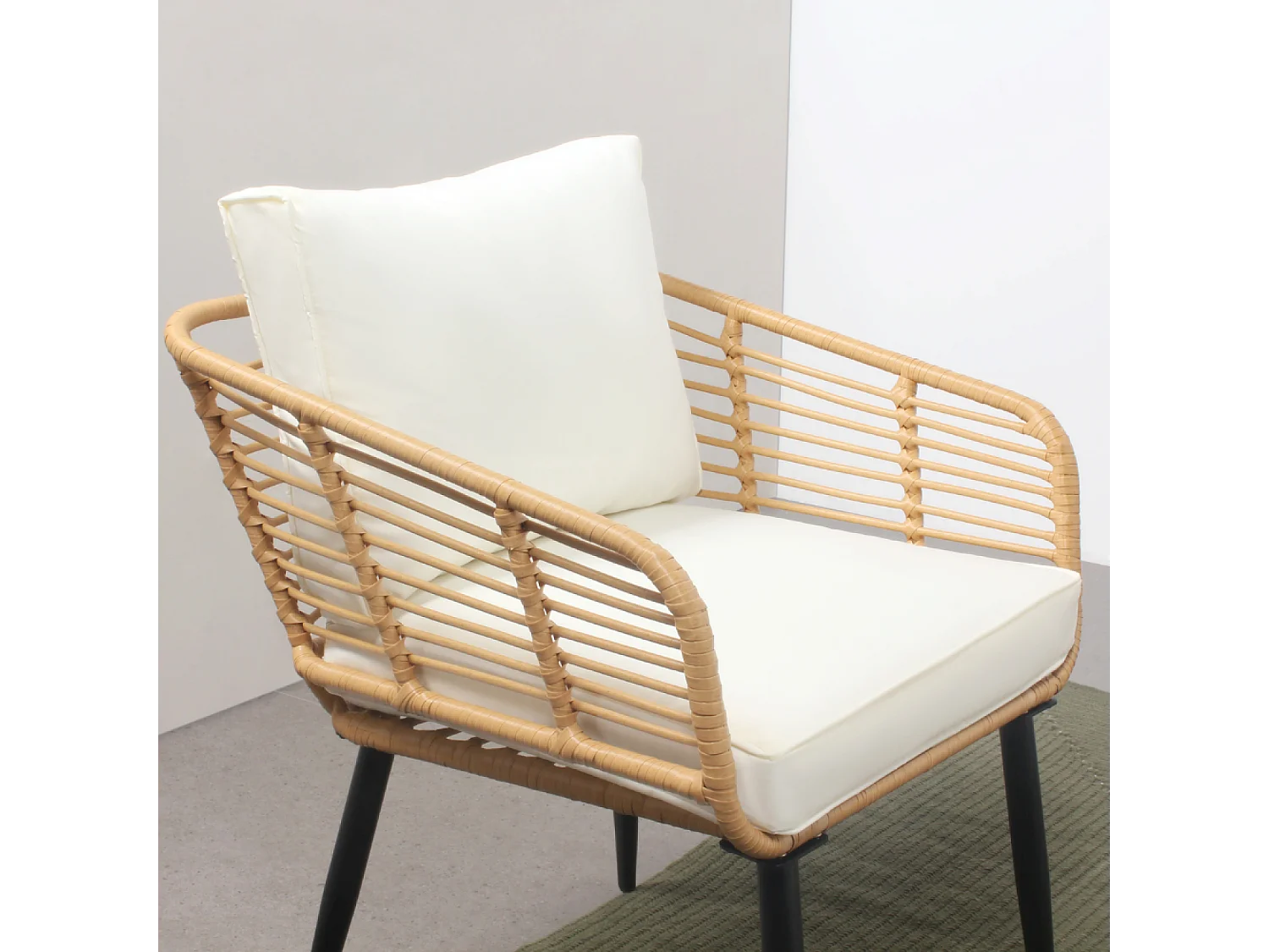 Set di mobili da giardino a 4 posti con divano e sedie in rattan e cuscini comfort  SITIA