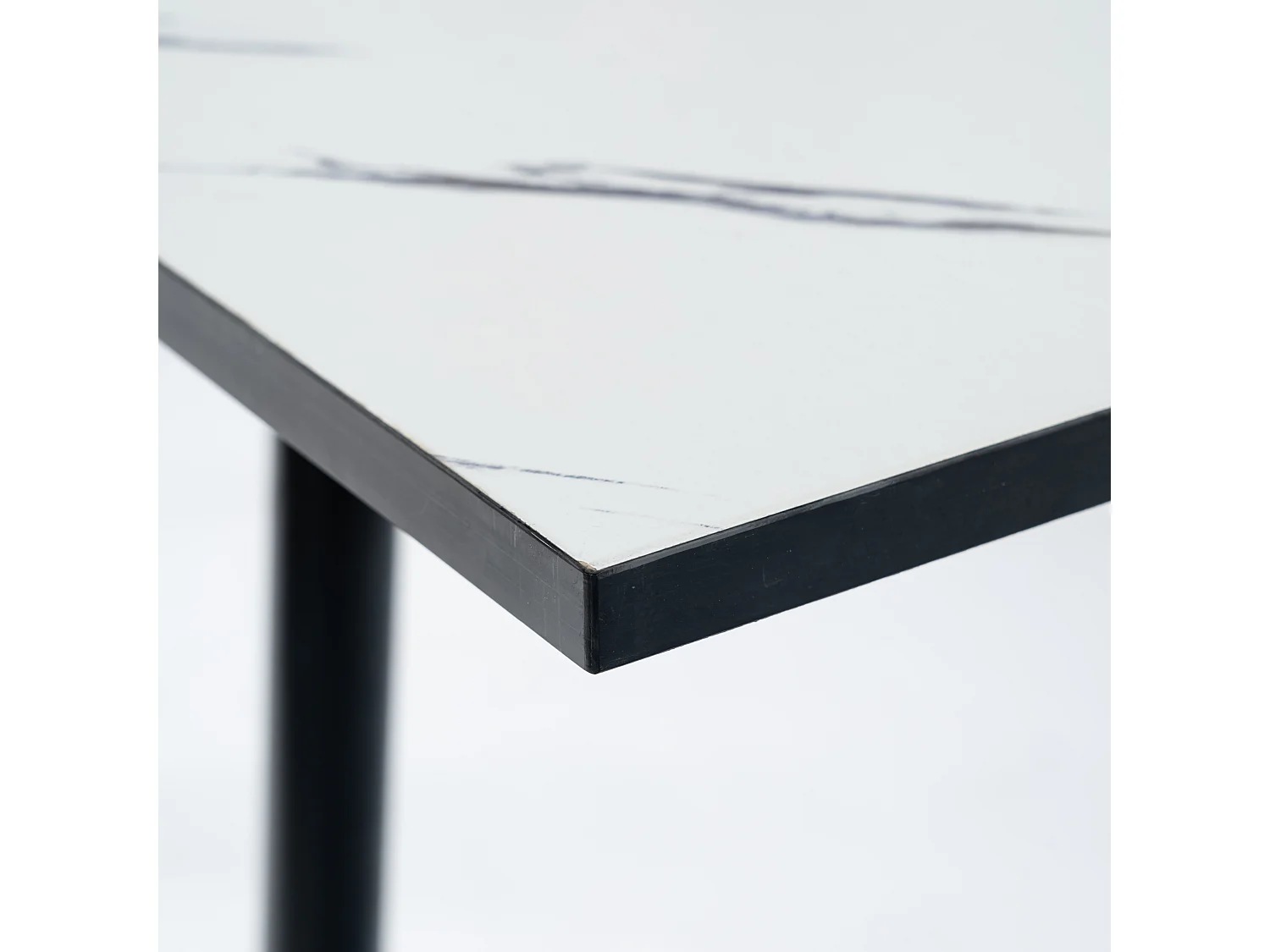 URBAN MEUBLE Table de salle à manger rectangulaire extensible blanche effet marbre de style scandinave pieds noir 120-160cm