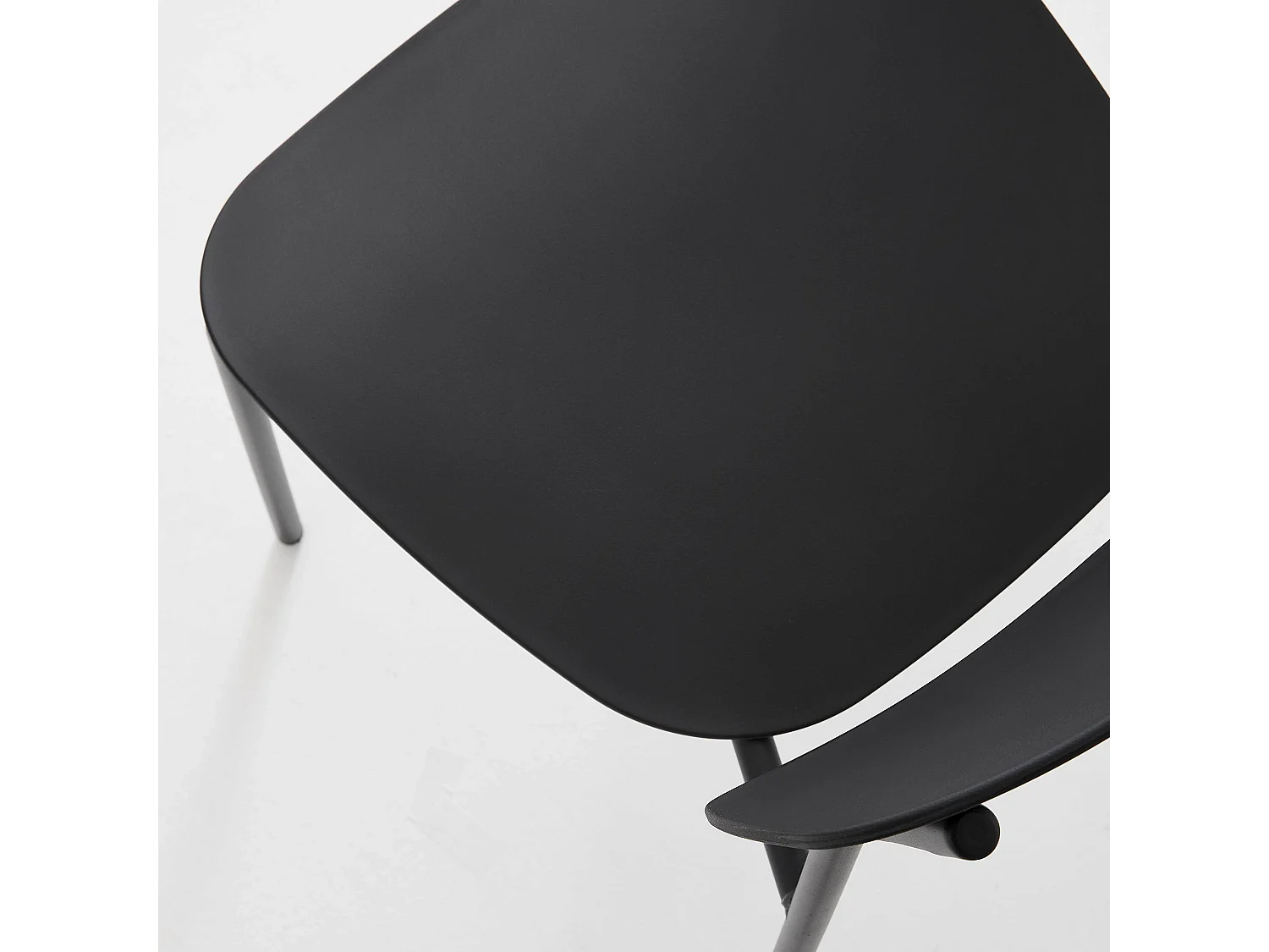 Lot de 2 chaises en acier et plastique noires