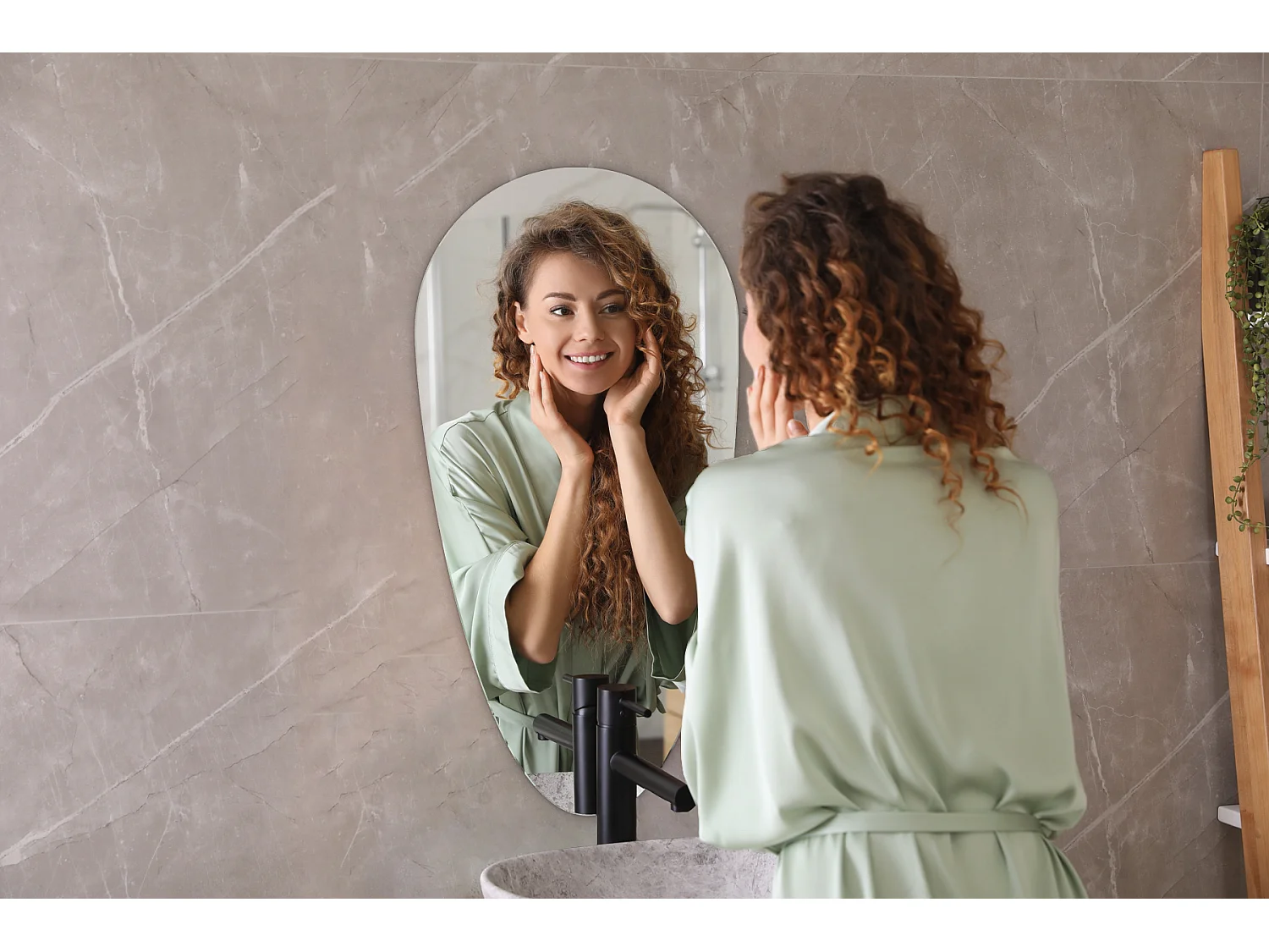 Miroir suspendu en forme de larme argenté pour le salon, design 50 cm x 100 cm