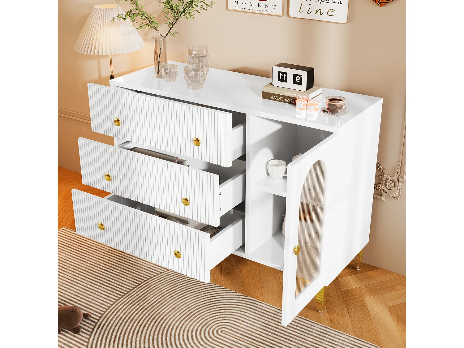 Buffet avec 3 tiroir et une porte vitrée  - 105.5 x 40 x 78 cm - Panneaux de particules - Poignées et pièds dorés - Blanc