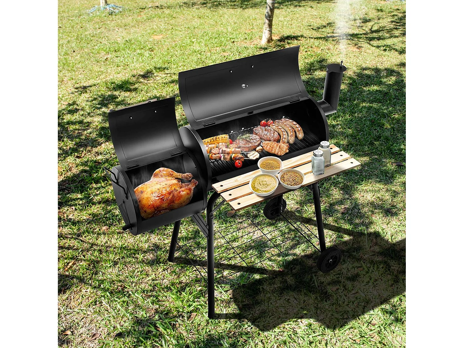 Holzkohlegrill mit Deckel