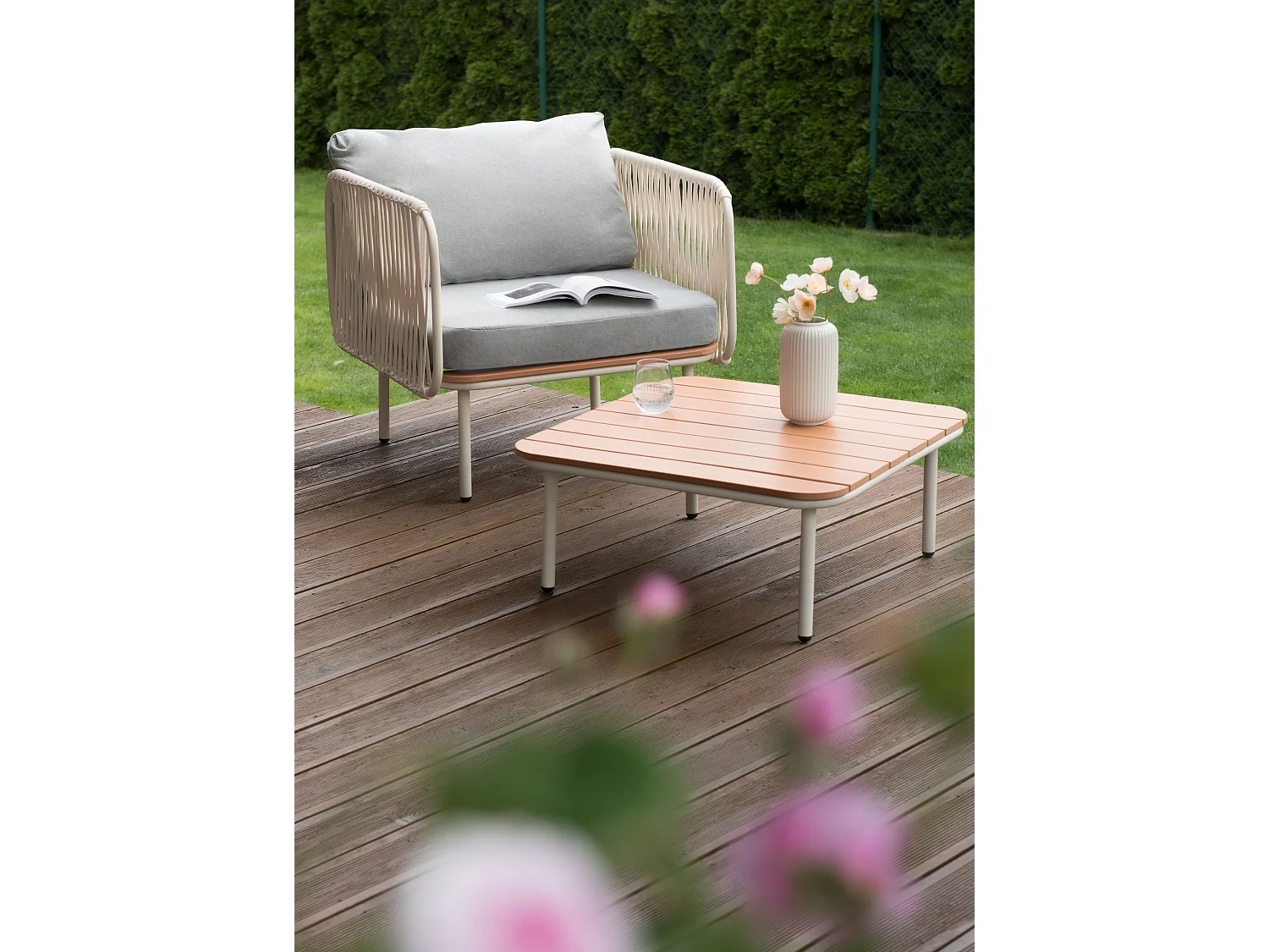 Gartensessel mit Ottomane Set weiß aus Metall Kunstholz Auflage grau Senise