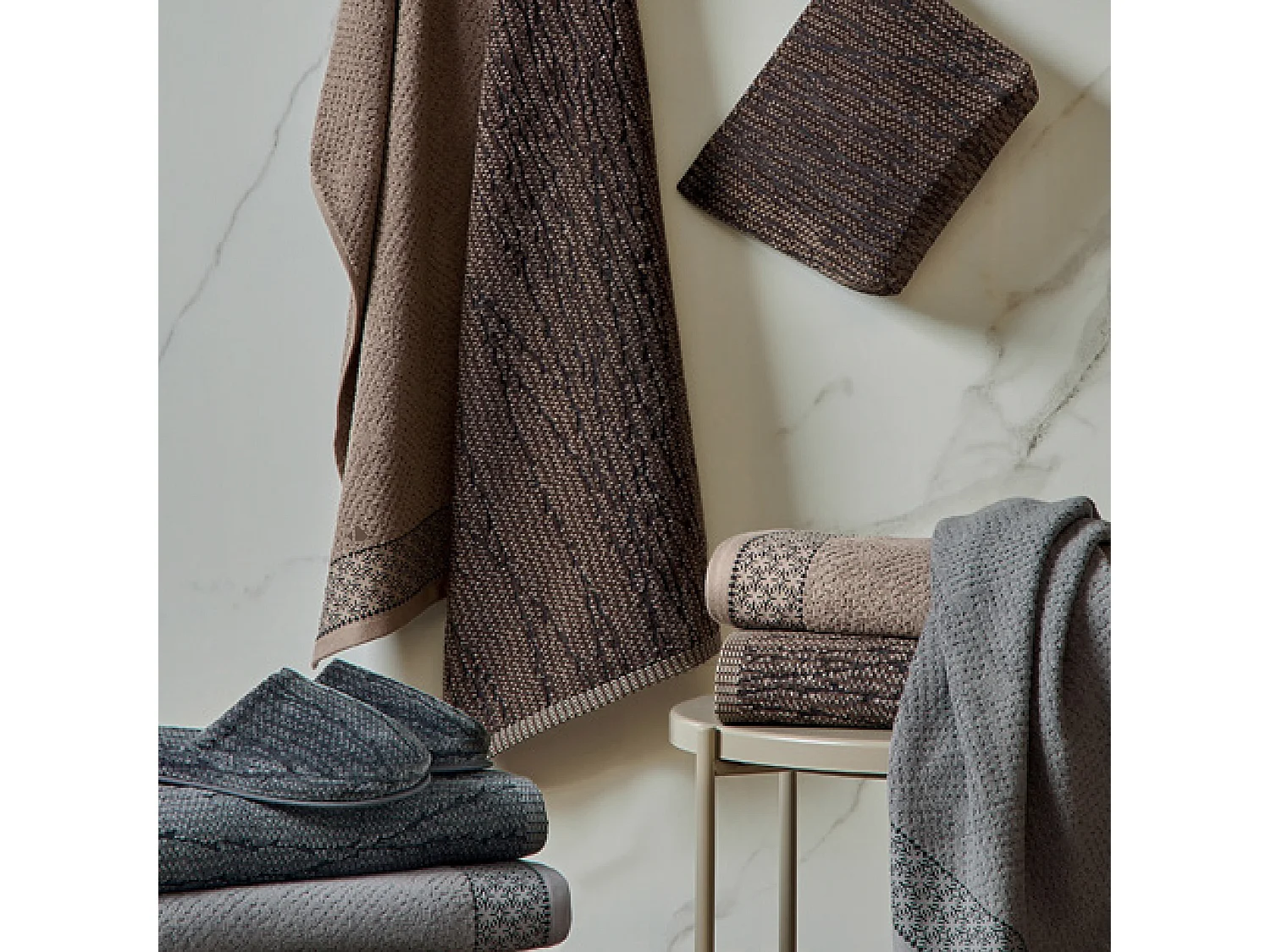 Lot de deux gants de toilette 16x21 cm pur coton collection OSAKA fleurs marron