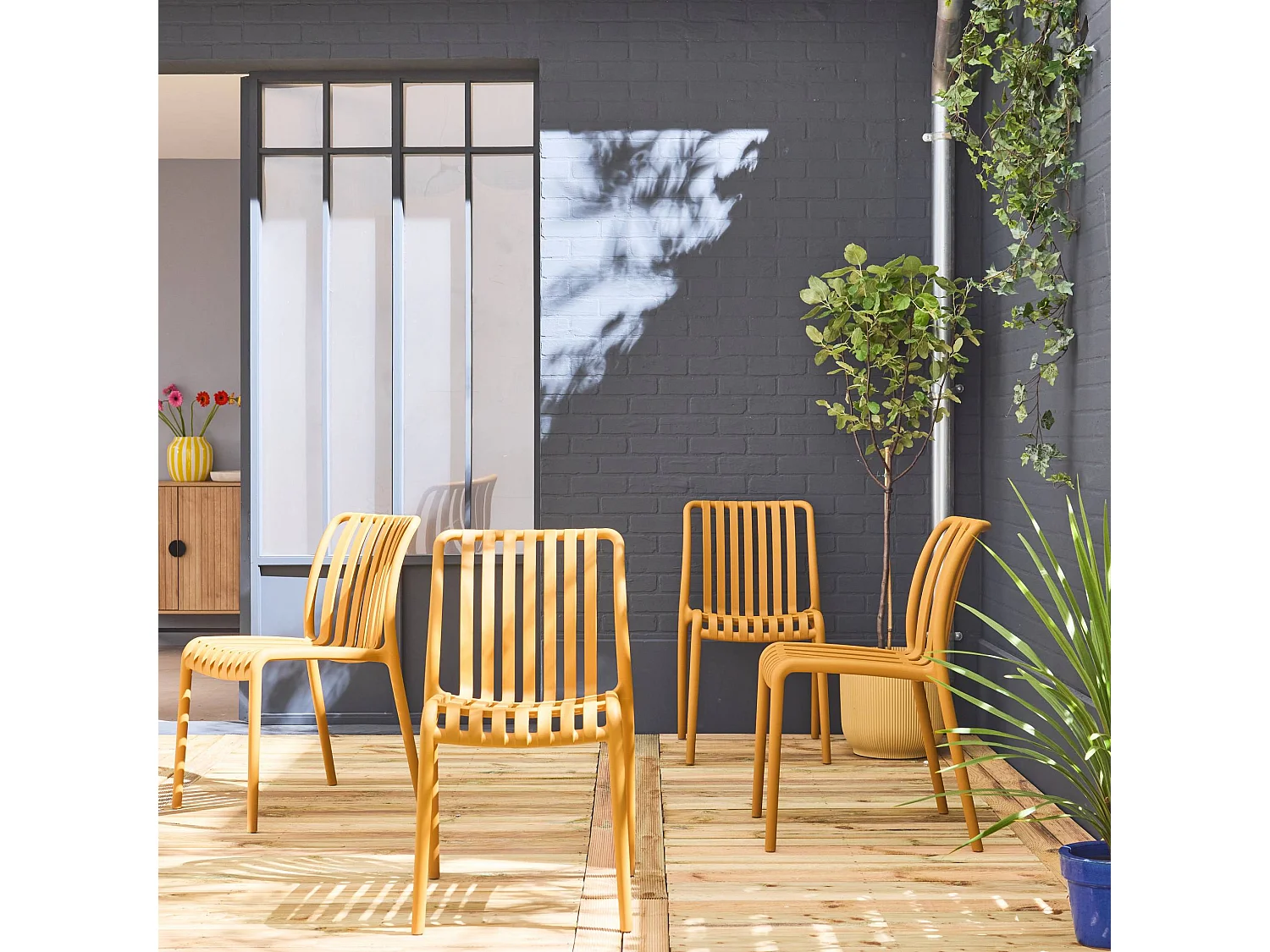 Lot de 4 chaises de jardin en plastique moutarde. empilables. déjà montées