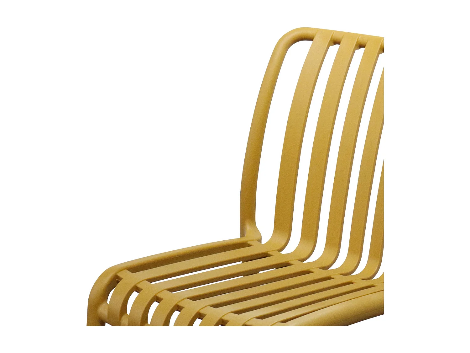 Lot de 4 chaises de jardin en plastique moutarde. empilables. déjà montées