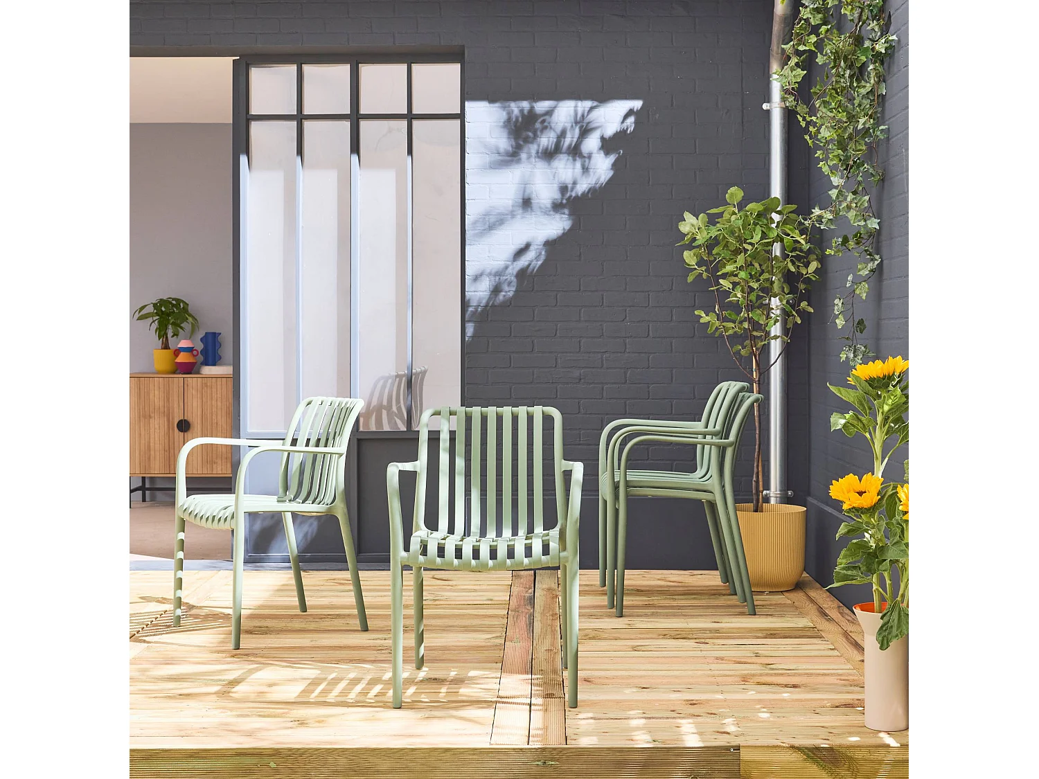 Lot de 4 fauteuils de jardin en plastique vert de gris. empilables. design linéaire
