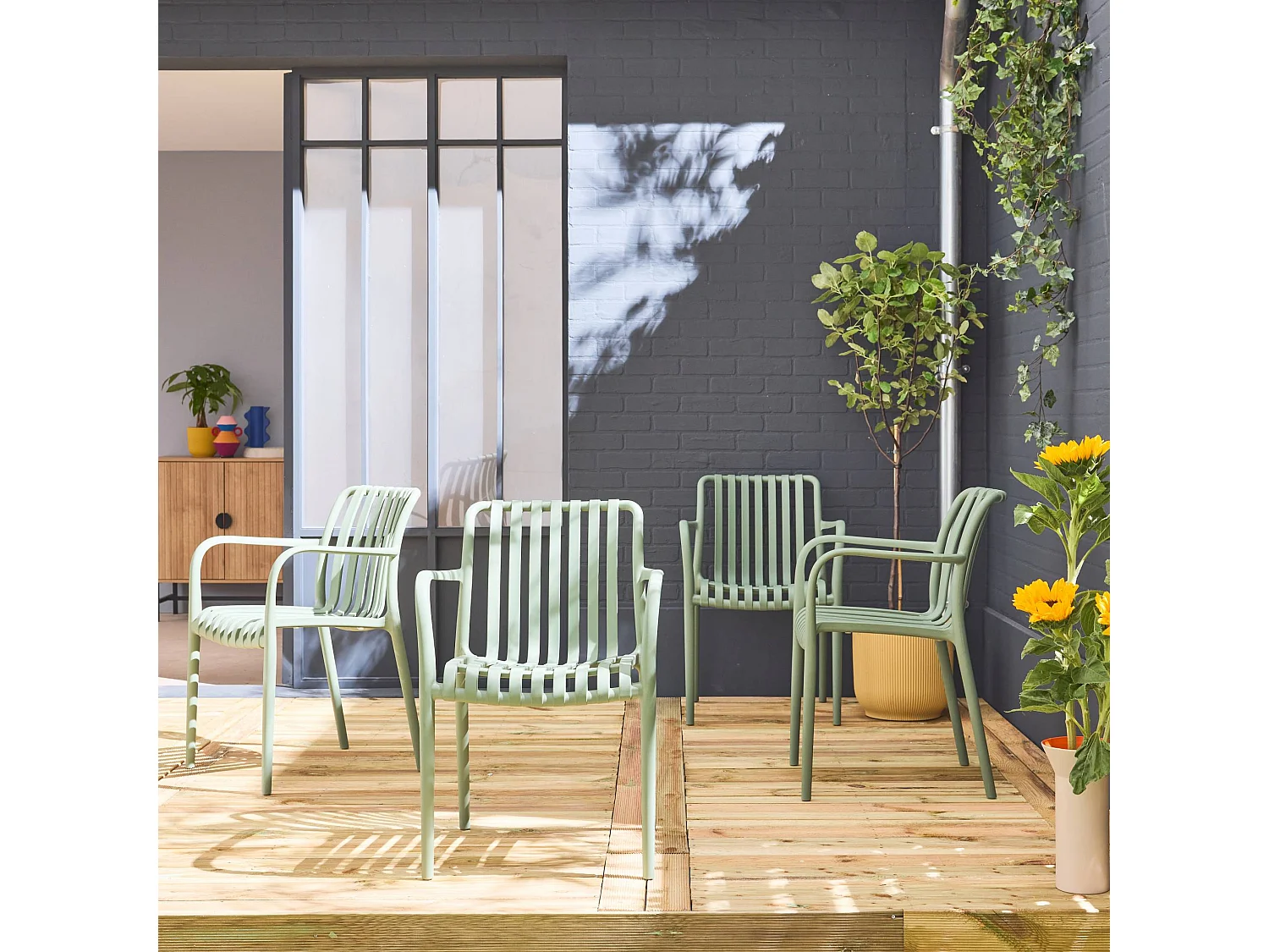 Lot de 4 fauteuils de jardin en plastique vert de gris. empilables. design linéaire