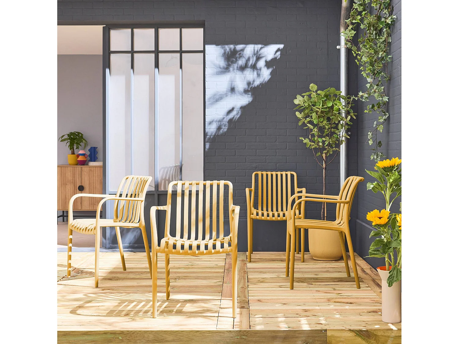 Lot de 4 fauteuils de jardin en plastique moutarde. empilables. design linéaire