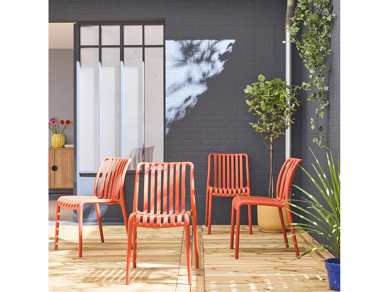 Lot de 4 chaises de jardin en plastique terracotta. empilables. déjà montées