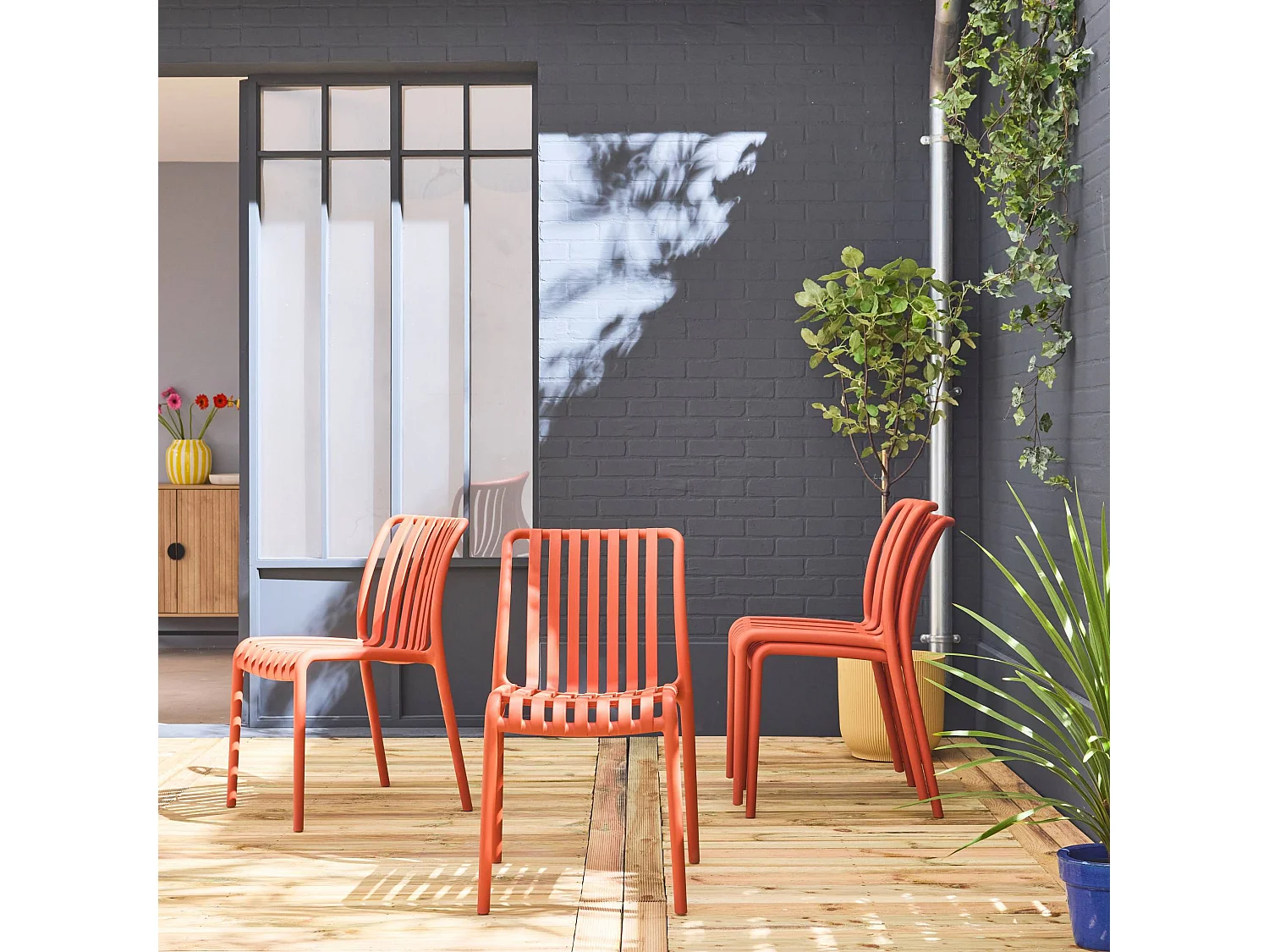 Lot de 4 chaises de jardin en plastique terracotta. empilables. déjà montées