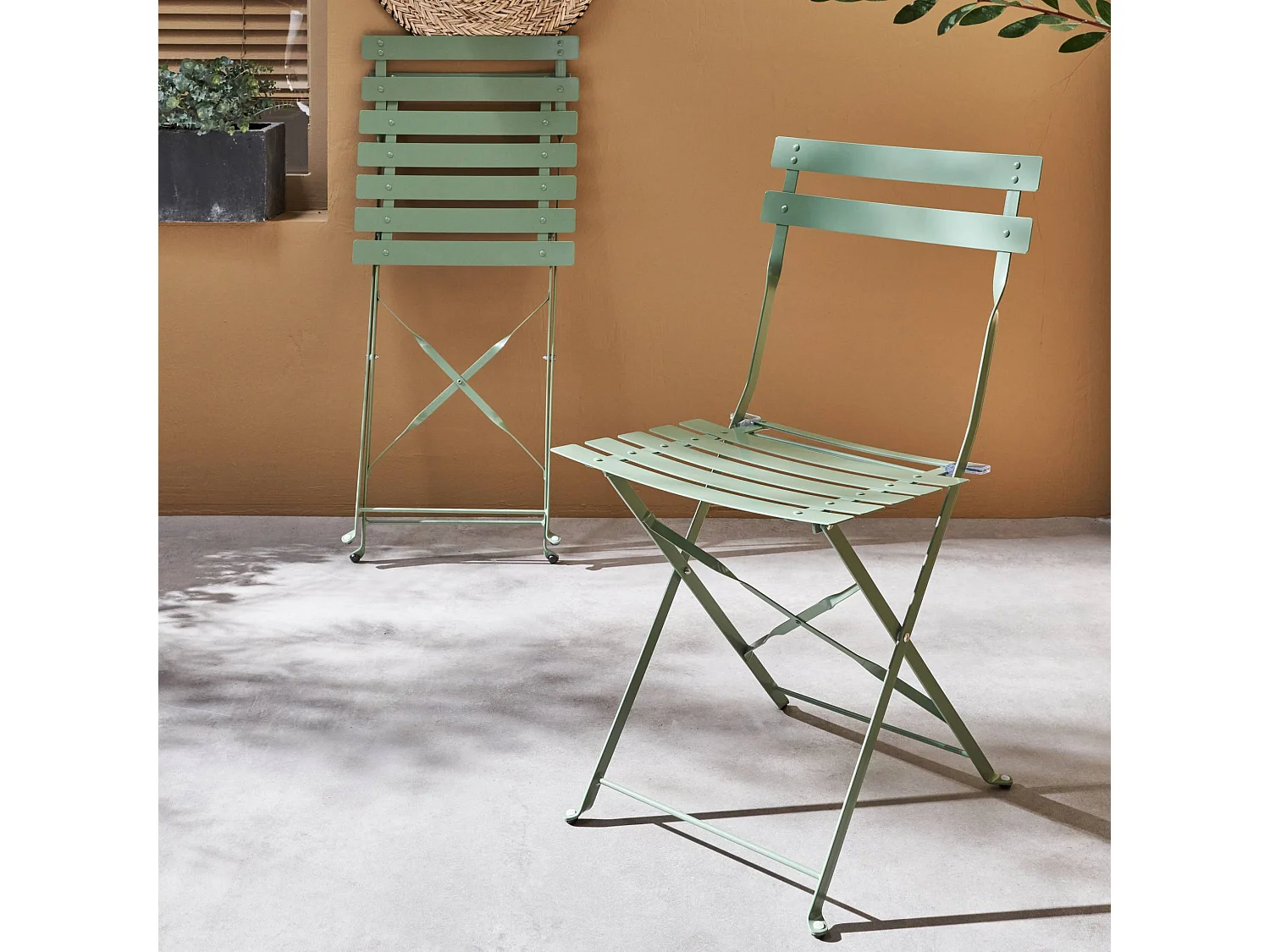 Lot de 2 chaises de jardin bistrot pliables en acier thermolaqué. 49.5 x 41 x 80.5cm