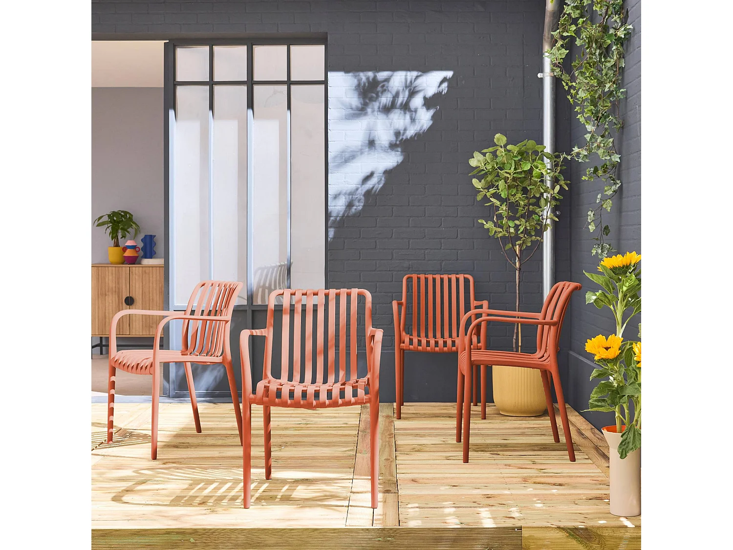 Lot de 4 fauteuils de jardin en plastique terracotta. empilables. design linéaire