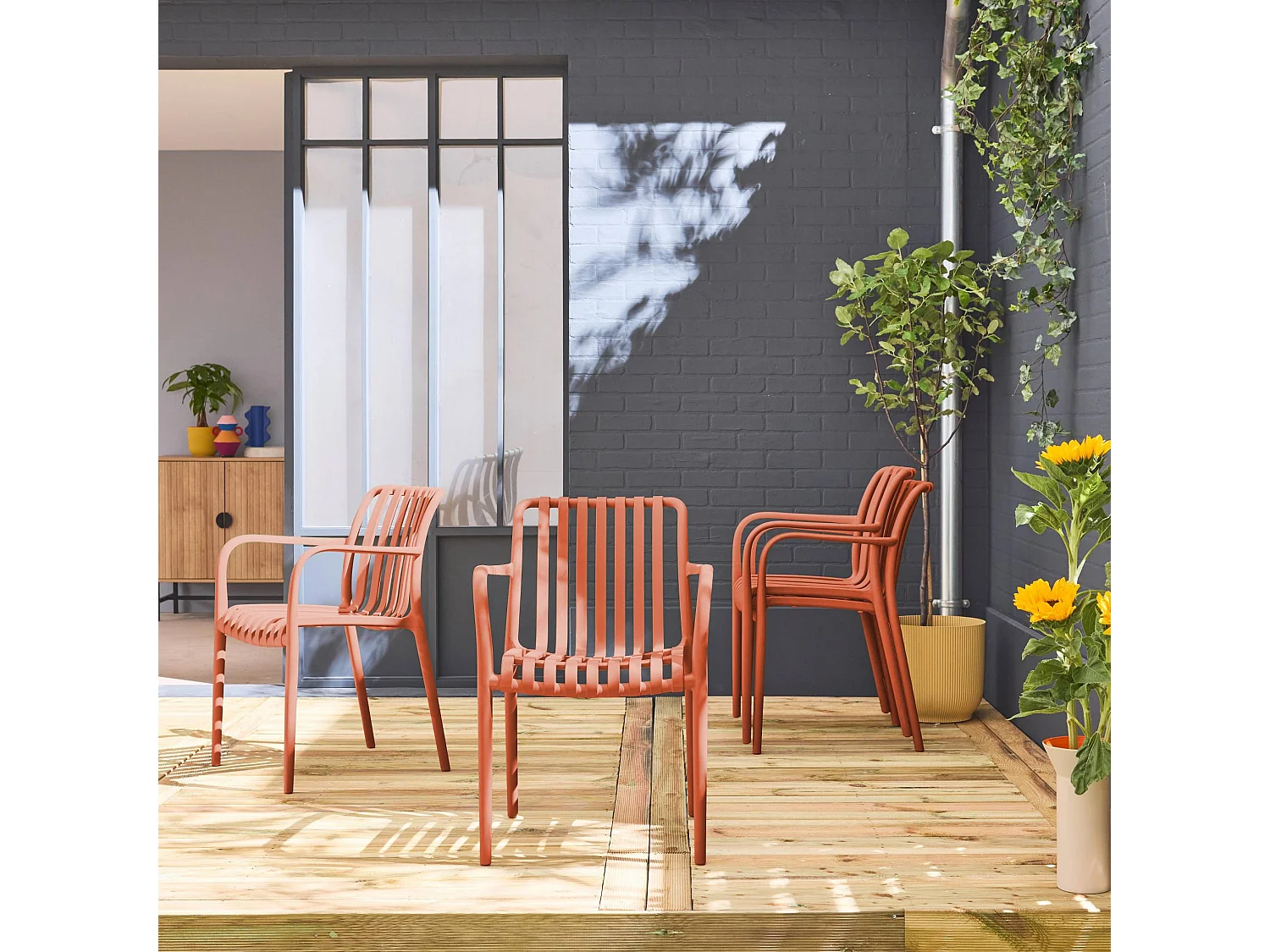 Lot de 4 fauteuils de jardin en plastique terracotta. empilables. design linéaire