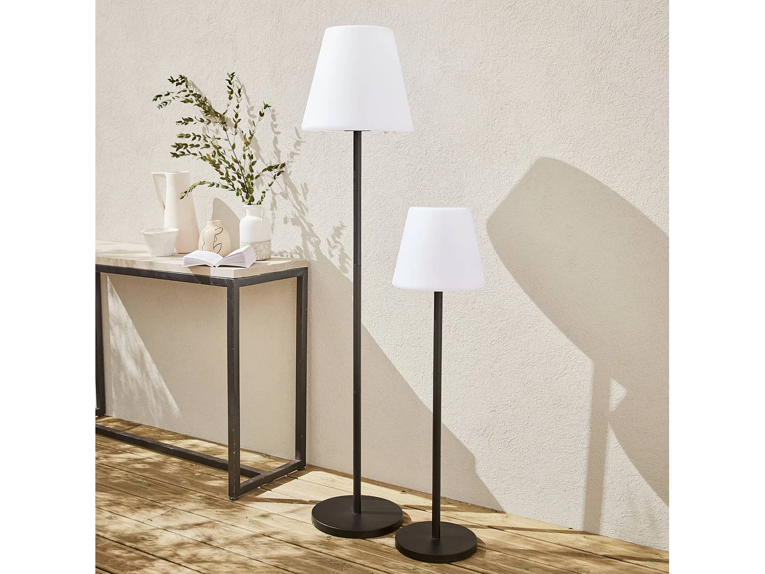 Lampadaire extérieur 100 cm LAMPADA L LED hybride . lampe multicolore sur pied. luminaire design à batterie. solaire. télécommandé