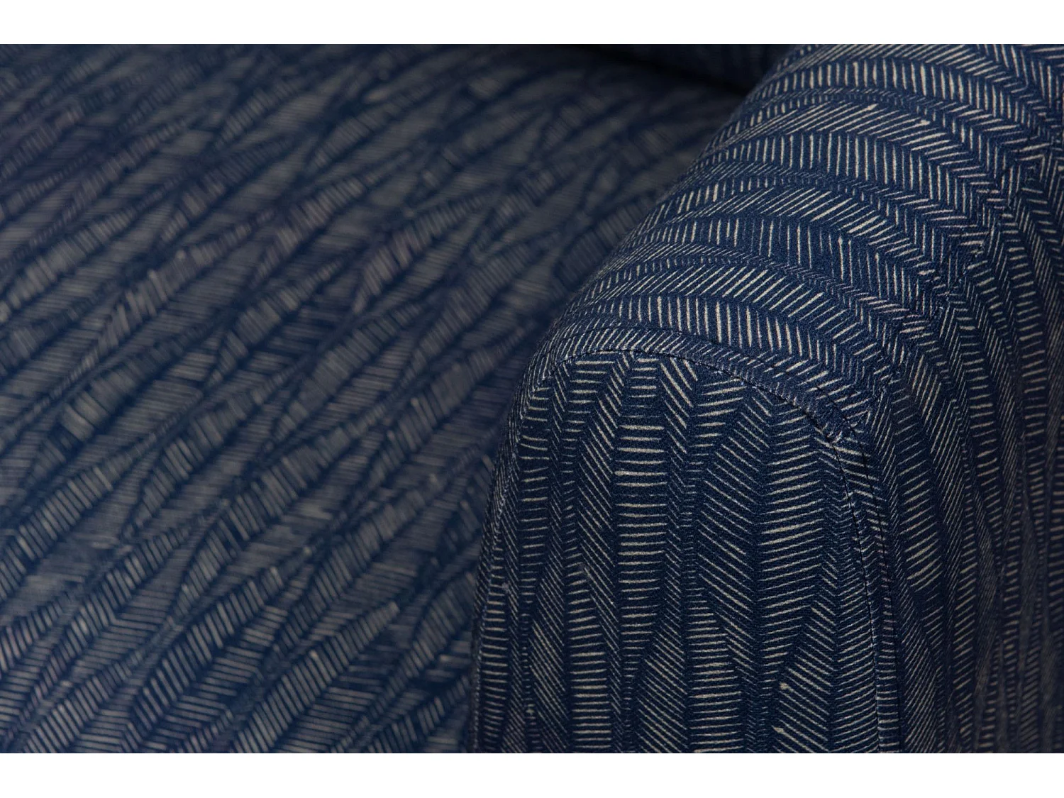 Fauteuil contemporain en tissu bleu et pieds en métal noir - LOYD