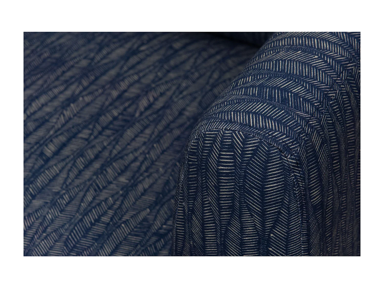 Fauteuil contemporain en tissu bleu et pieds en métal noir - LOYD