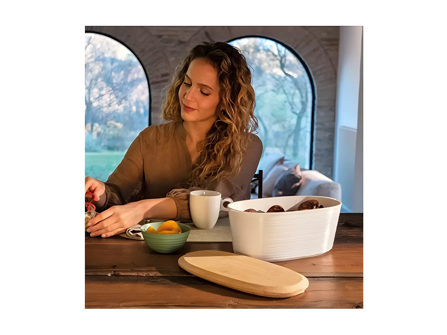 Caja de pan y dulces de plástico reciclado con tapa de bambú Tierra Blanc Lait 31,5x16 cm