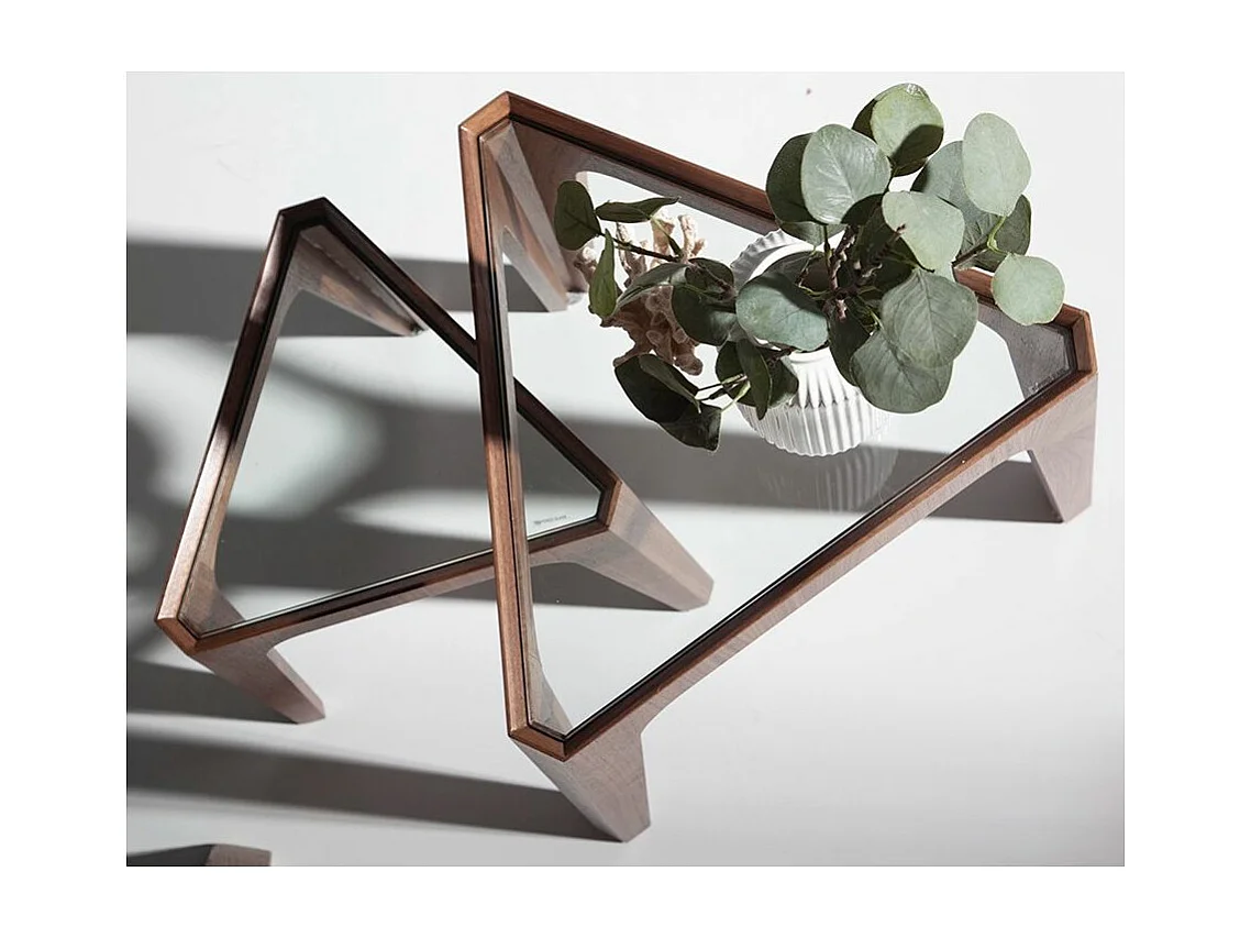 Table d'appoint triangle en bois de noyer et verre trempé Naty