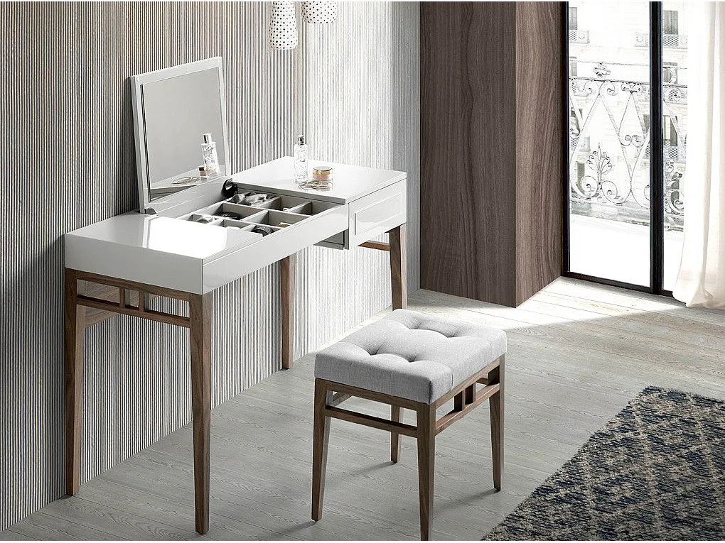 Moderne meubelen van notenhoutfineer en Koba-gelakt hout