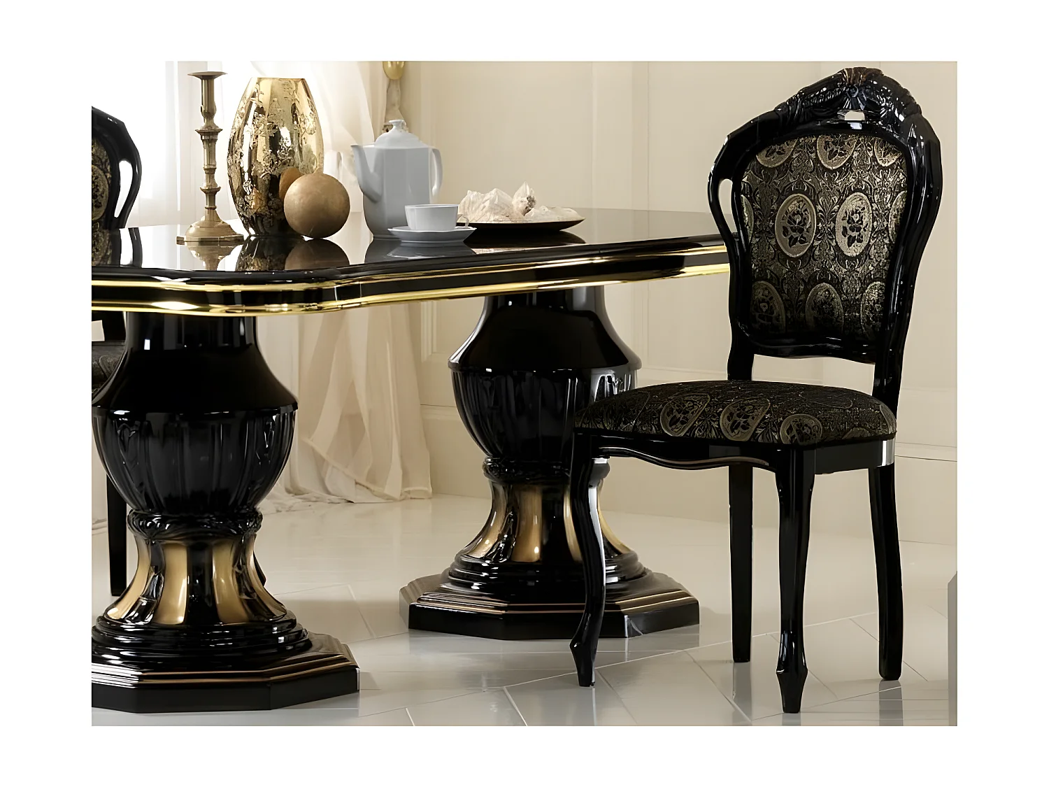 Kerla stoel van glanzend gelakt gelakt hout en zwarte stoffen zitting met gouden patronen