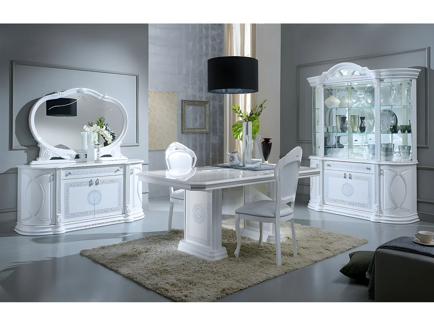 Wit gelakte houten fauteuil en lichtgrijze zachte stoffen zitting Verko