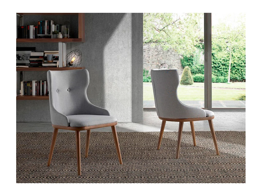 Gestoffeerde stoel met stoffen armleuningen en massief essennoten poten Panagora-Kleur MIRAGE 30