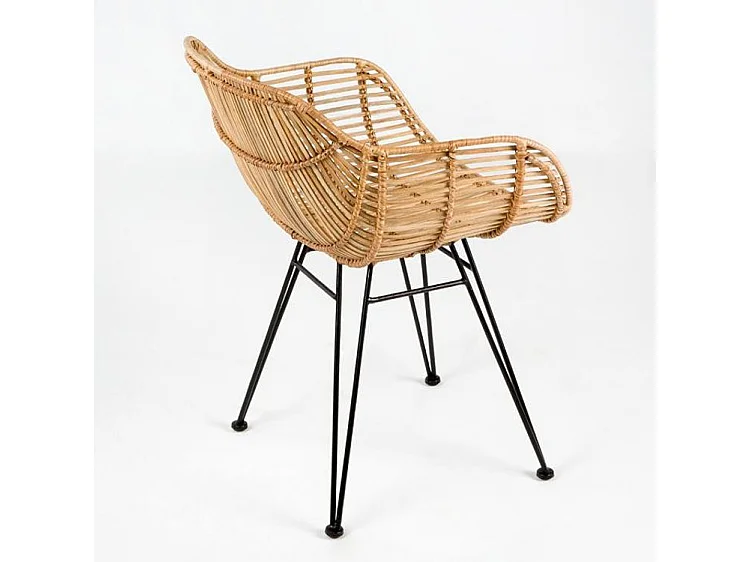 Chaise avec accoudoirs osier naturel et pieds métal noir Gael