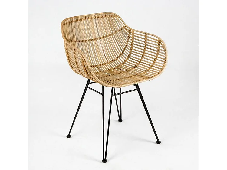 Chaise avec accoudoirs osier naturel et pieds métal noir Gael