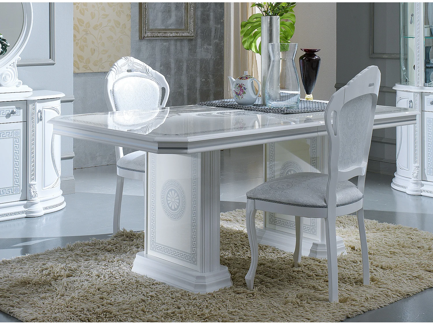 Chaise bois laqué blanc et assise tissu doux gris clair Verko