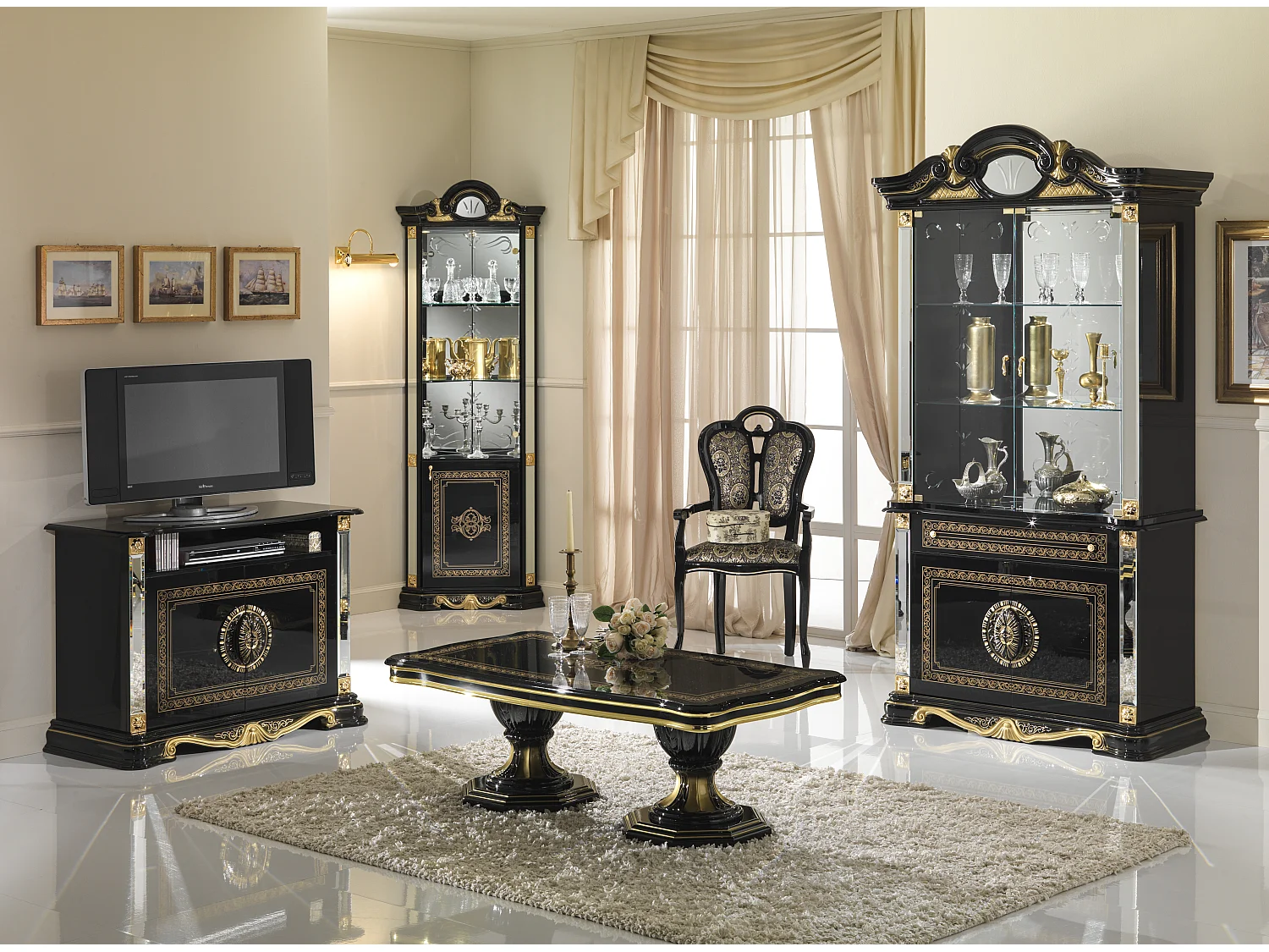 Chaise bois massif marron et assise tissu noir avec motifs dorés Kerla