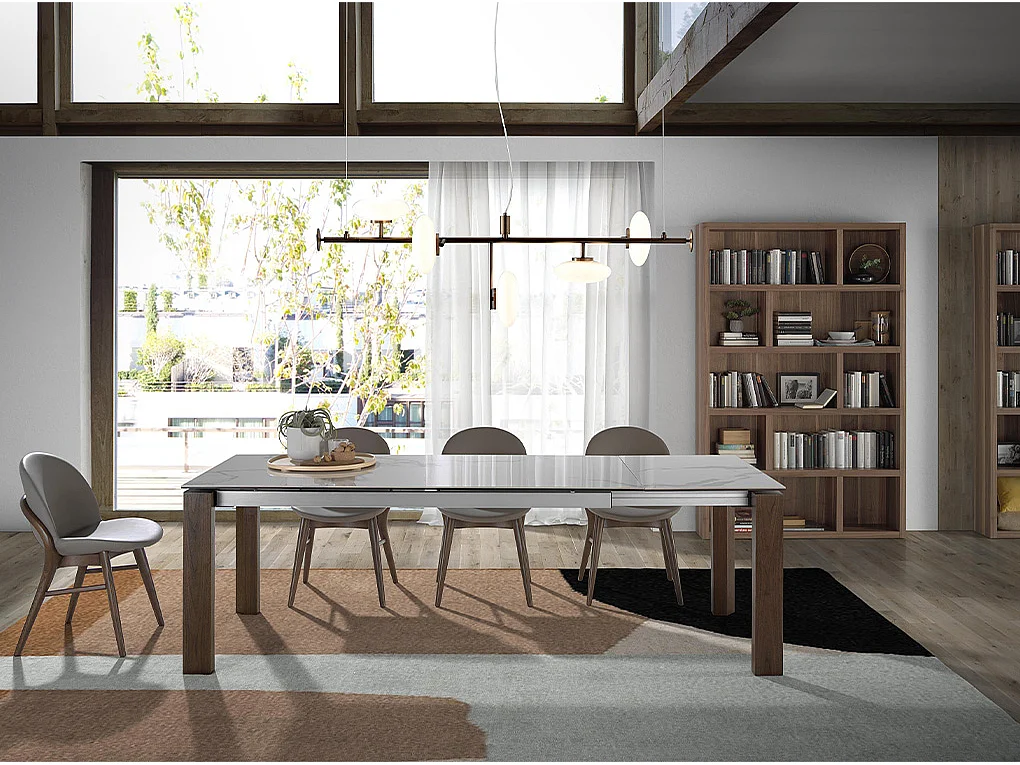 Stoel in walnootkleurig essenhout en Sabry-leer