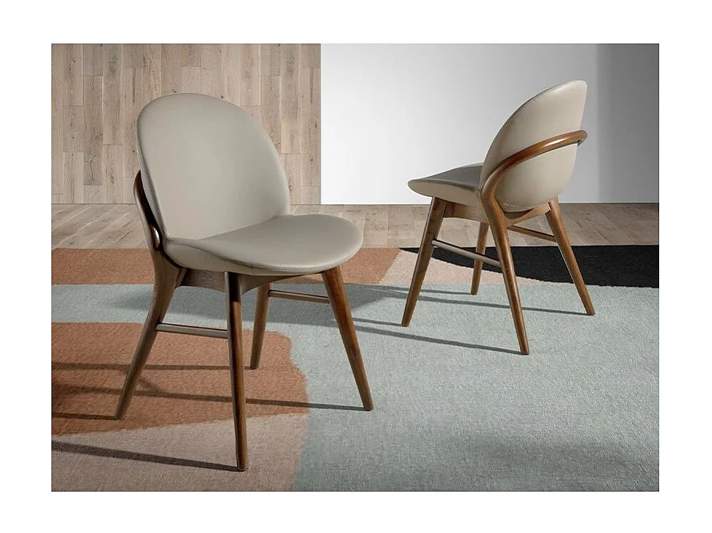 Chaise en bois de frêne couleur noyer et cuir Sabry