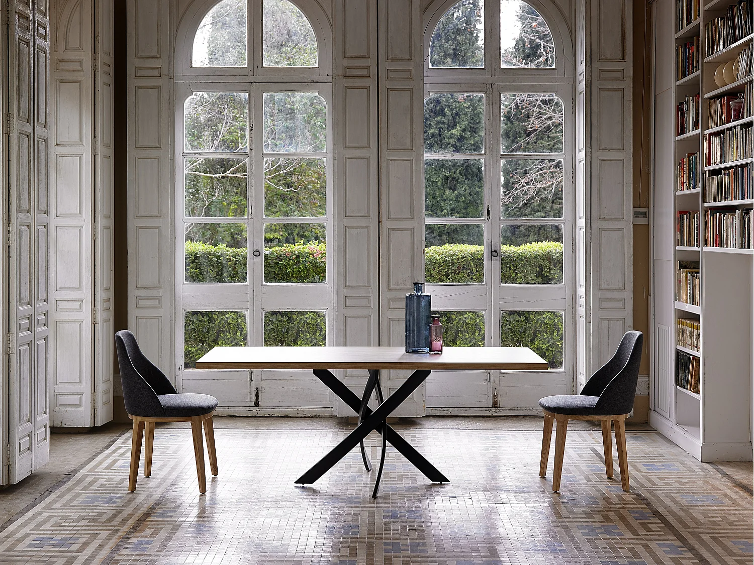 Table rectangulaire bois noyer et acier chromé Gala-Dimensions L 180 x P 95 x H 75 cm