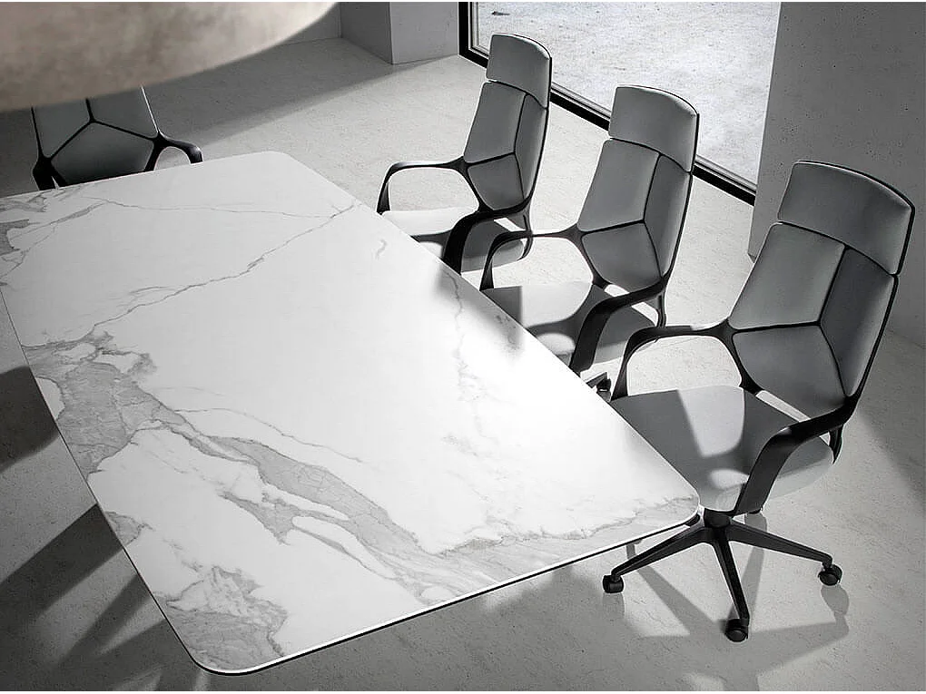 Rechthoekige tafel met gemarmerd grijs keramiek blad en zwart stalen poten Trypa 260 cm