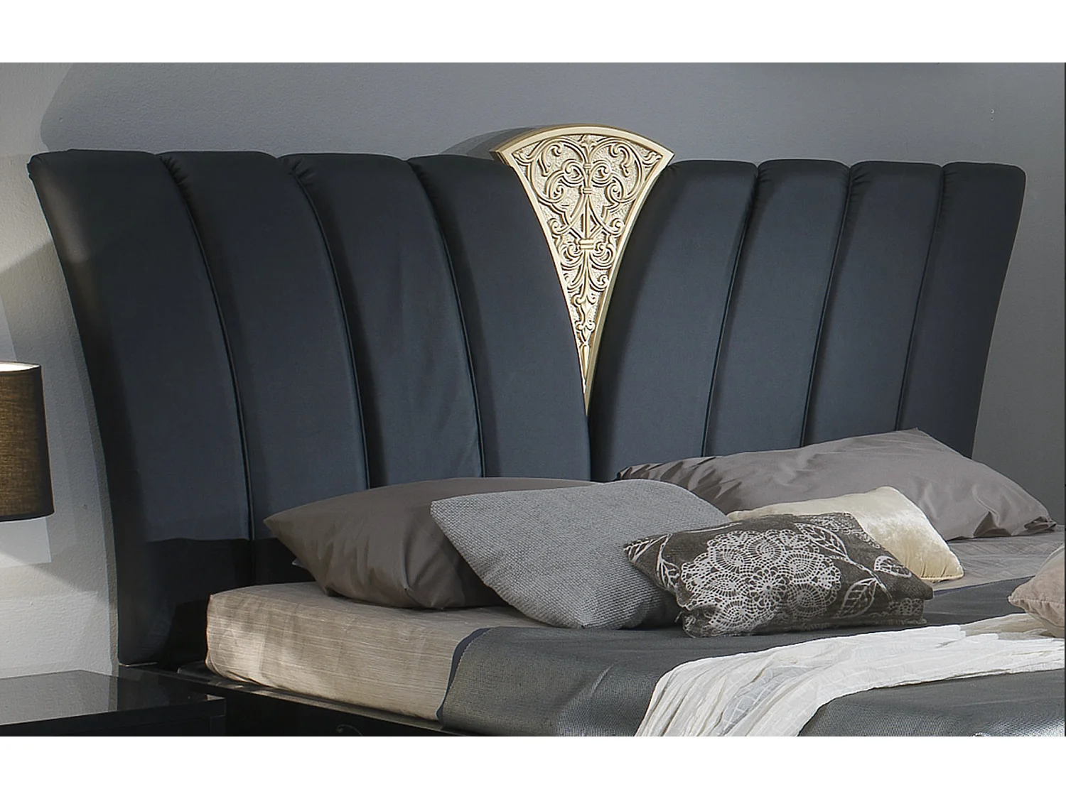 Lit design bois laqué noir et doré Jade 180x200