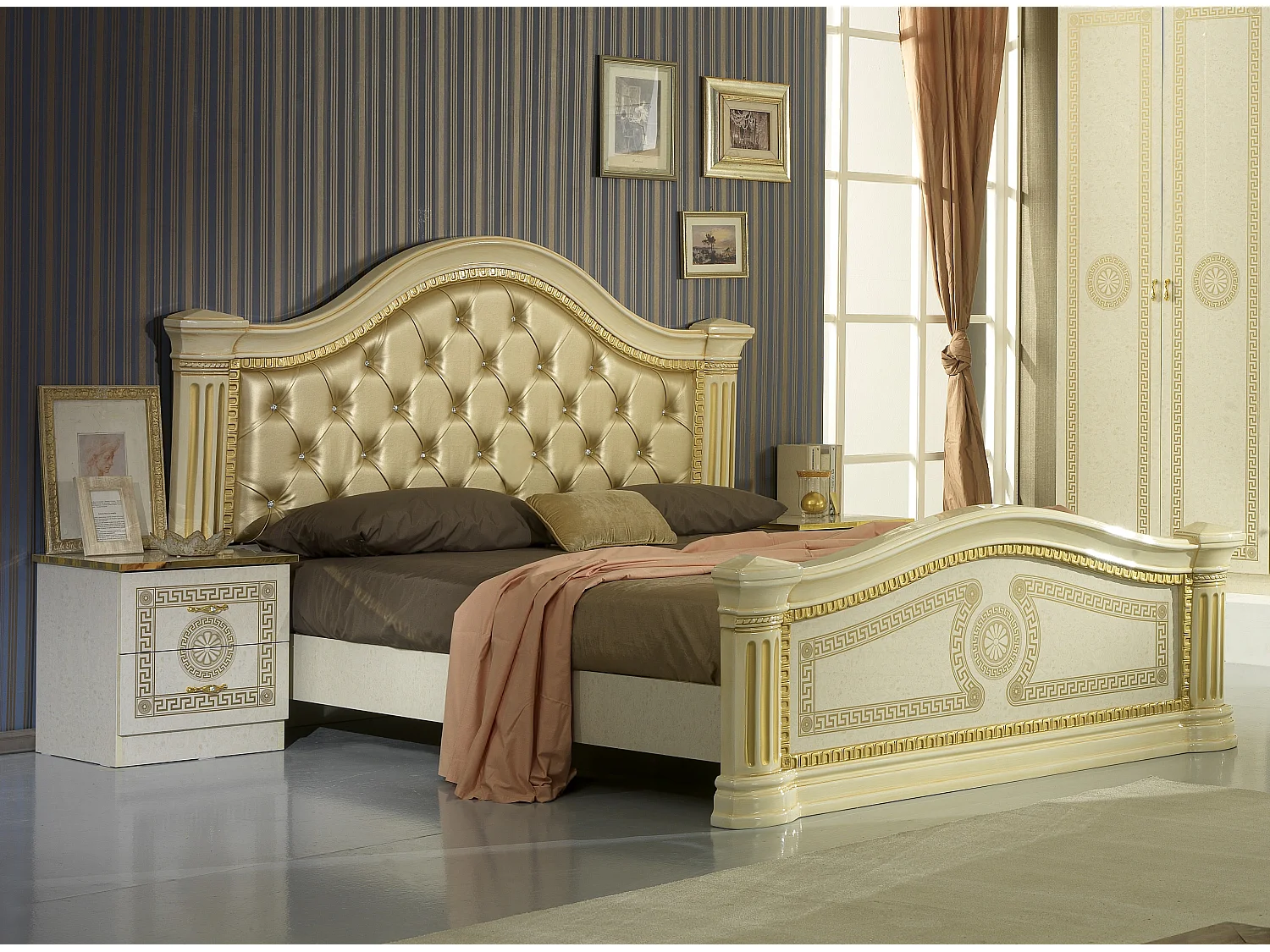 Designbed beige gelakt gecapitonneerd hoofdeinde in beige kunstleer Savana 180x200 cm