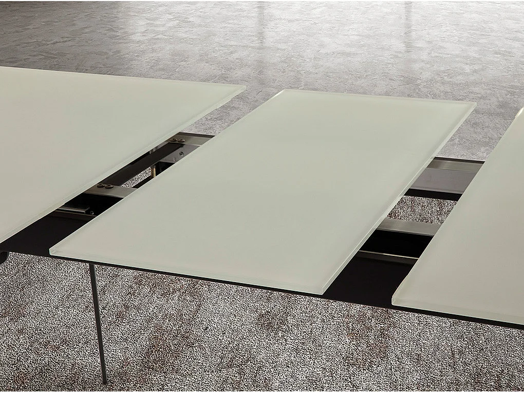 Table à manger en verre trempé blanc avec rallonge centrale et pieds en acier noir