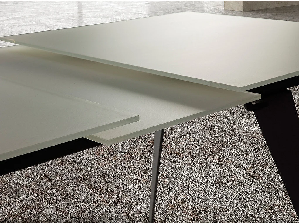 Table à manger en verre trempé blanc avec rallonge centrale et pieds en acier noir
