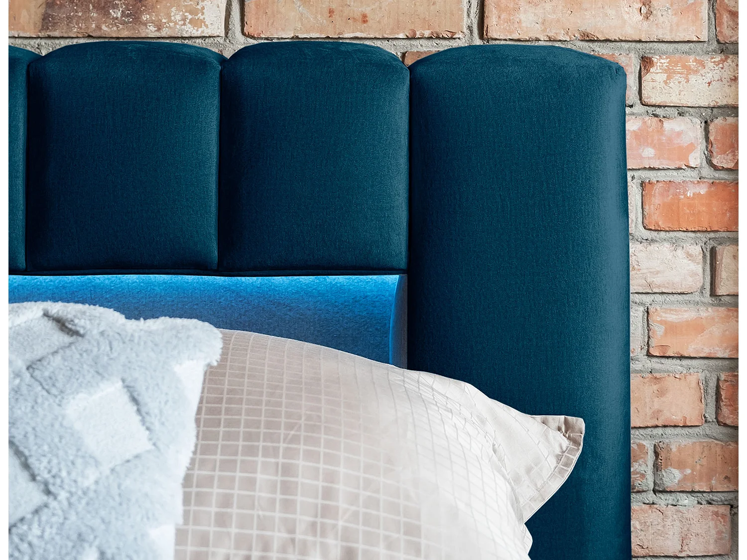 Designbed met Luto fluwelen gestoffeerde box-Kleur Blauwe olie-Slapen 180x200cm