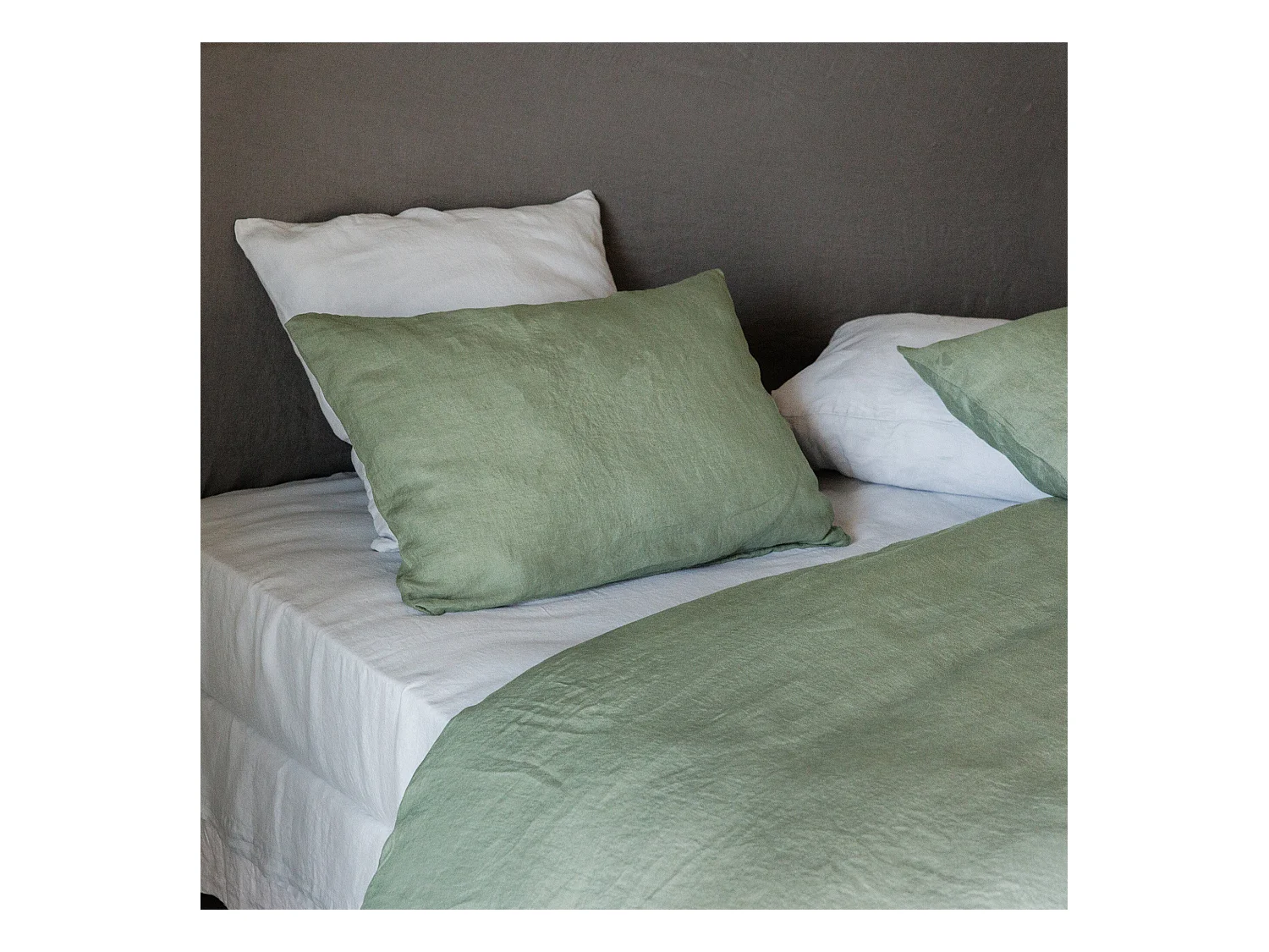 Drap housse 160x200 cm bonnet 30 en lin lavé froissé SONATE vert Thym