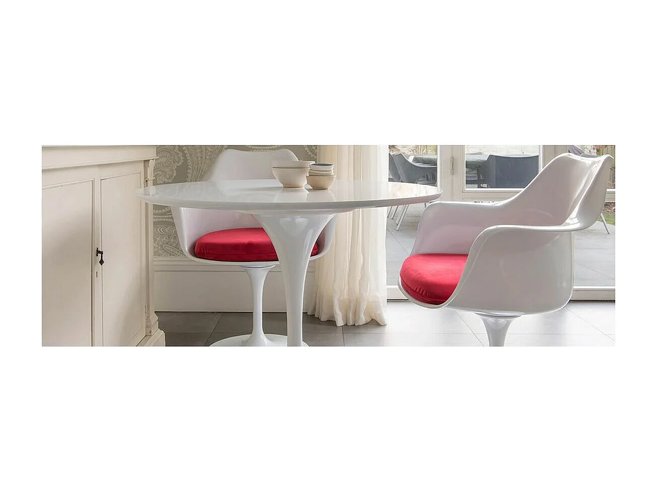 Fauteuil blanc brillant avec coussin tissu rouge pétale de tulipe